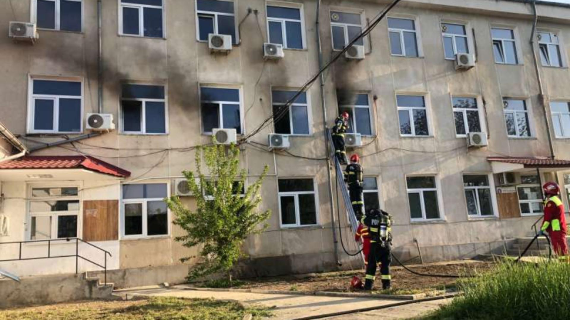 Incendiu la sediul DSVSA din Piteşti. Foto: Agerpres