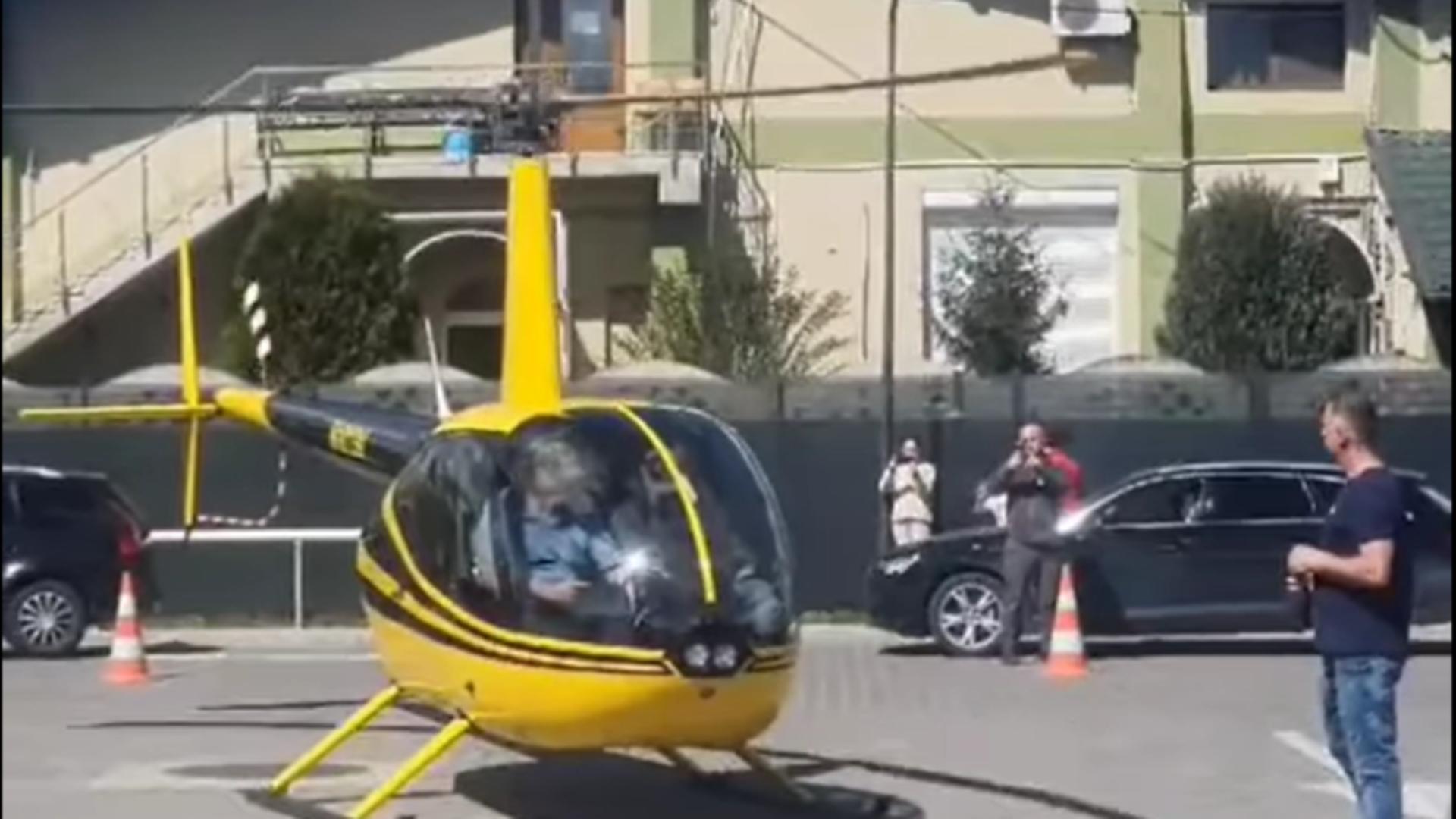 Zeci de oameni s-au fotografiat langa elicopter