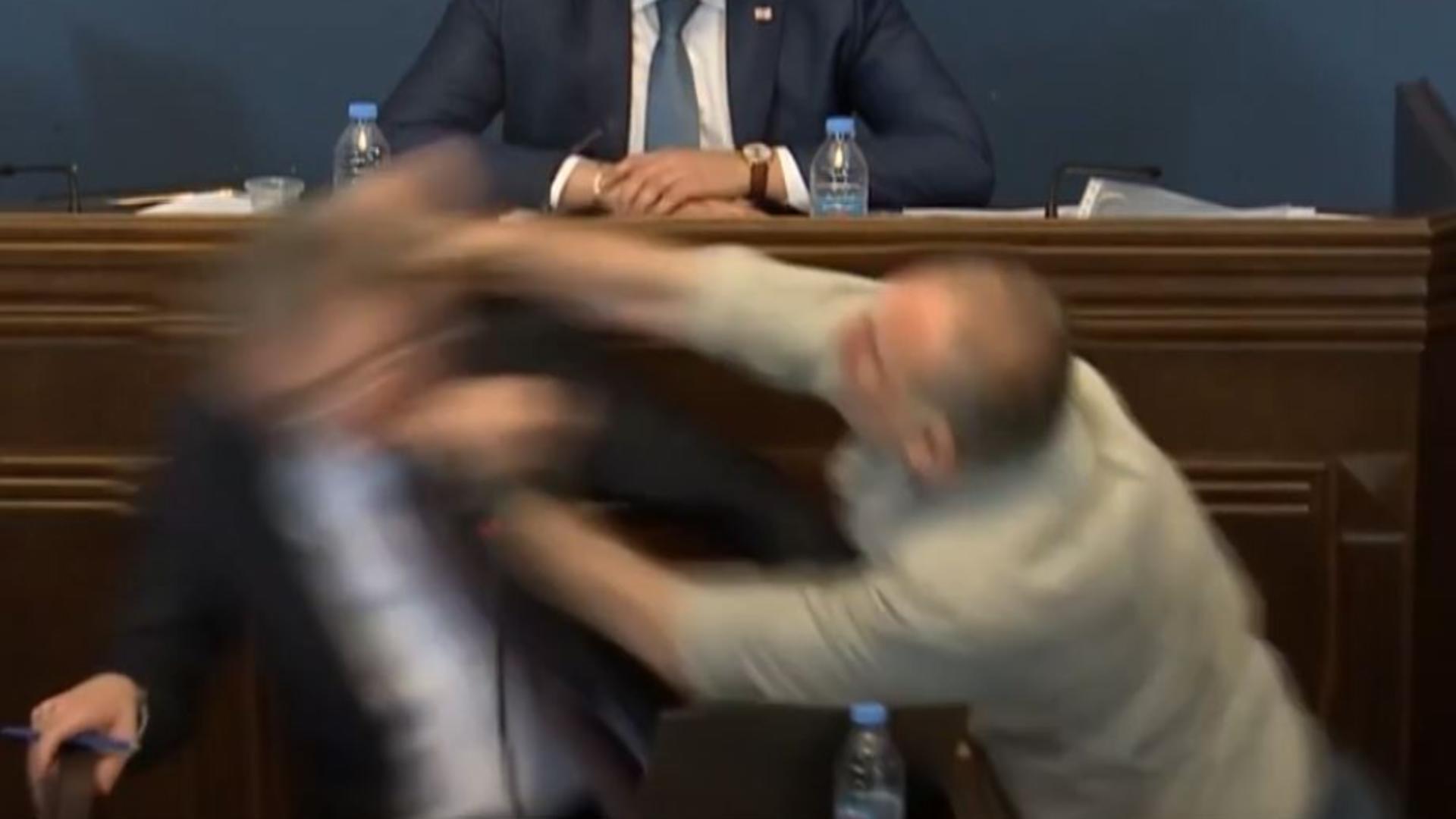 Mamuka Mdinaradze a fost lovit cu pumnul în faţă de colegul său din opoziţie Aleko Elisaşvili