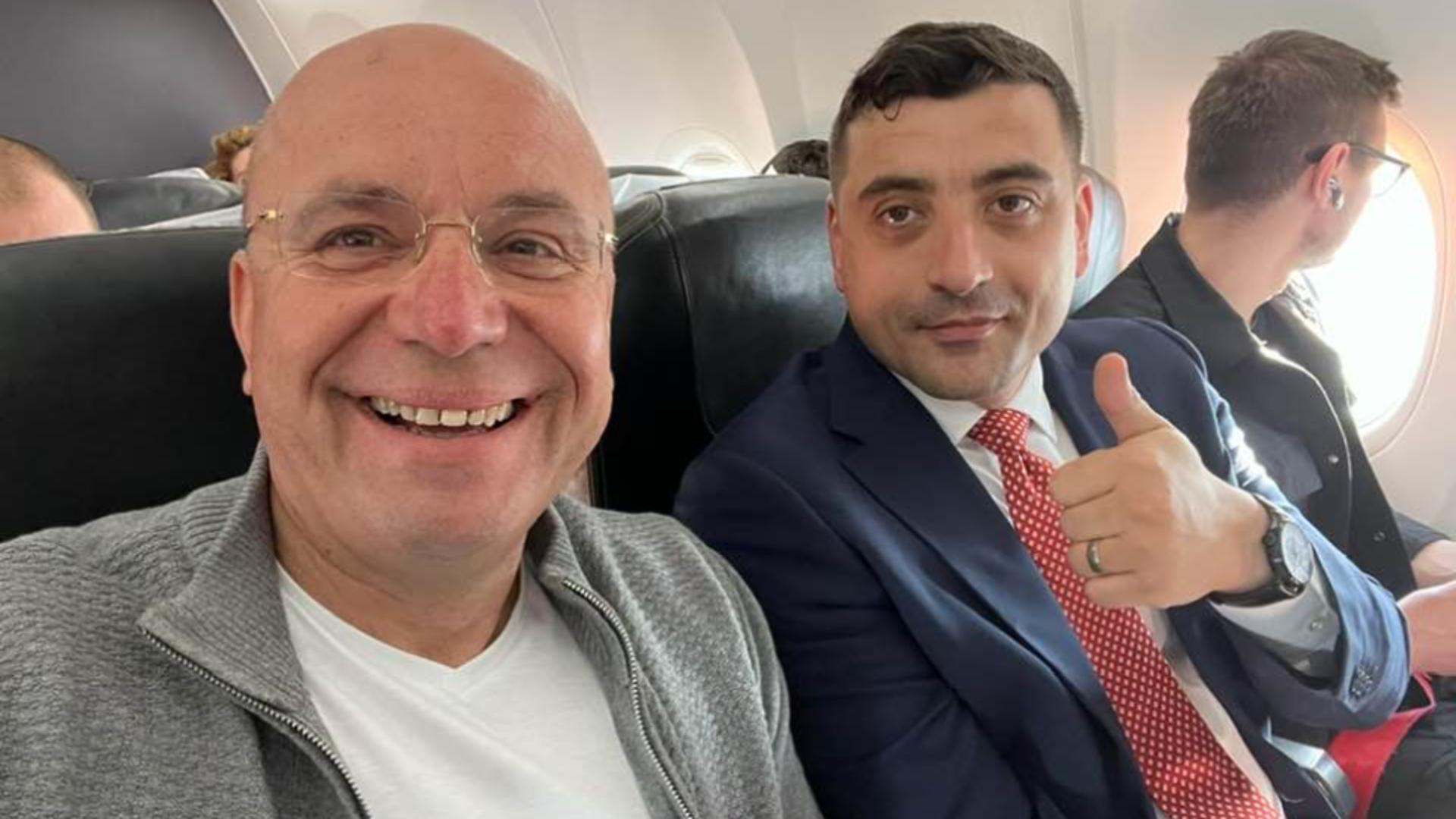 Cozmin Gușă și George Simion în avion. Foto/C. Gușă
