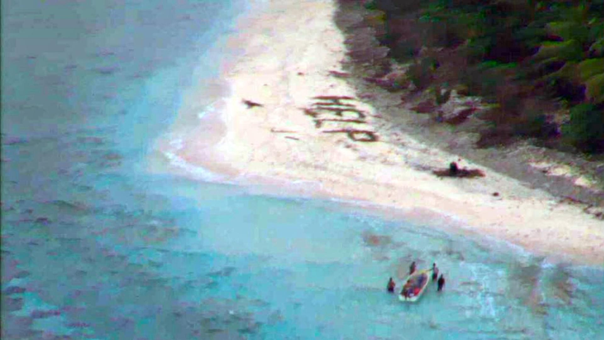 Trei naufragiați de pe o insulă pustie au fost salvați după ce au scris „Ajutor” cu frunze de palmier pe plajă VIDEO