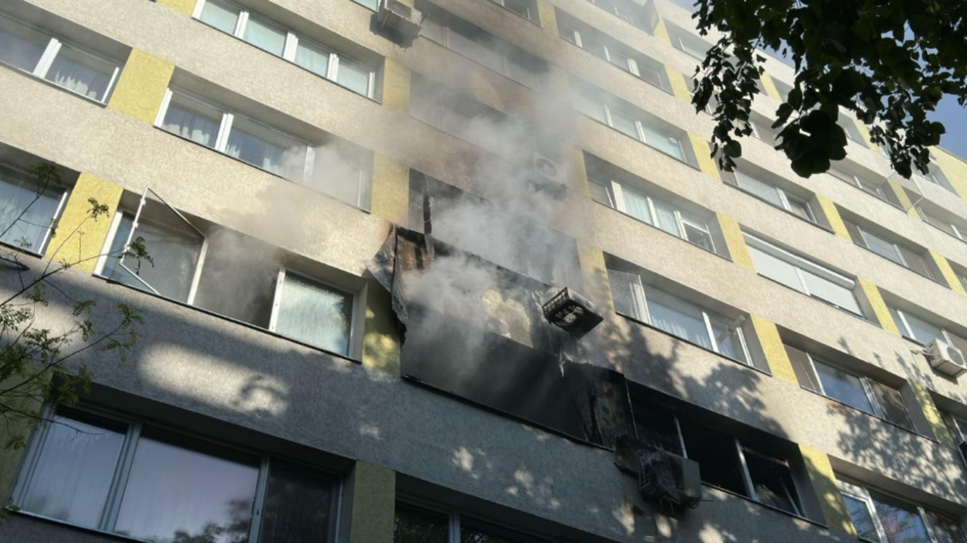 Incendiu grav în Capitală, pe Bulevardul Gara Obor. Oamenii au fost scoși prin exteriorul blocului, pe autoscară. Pompierii intervin cu 8 autospeciale