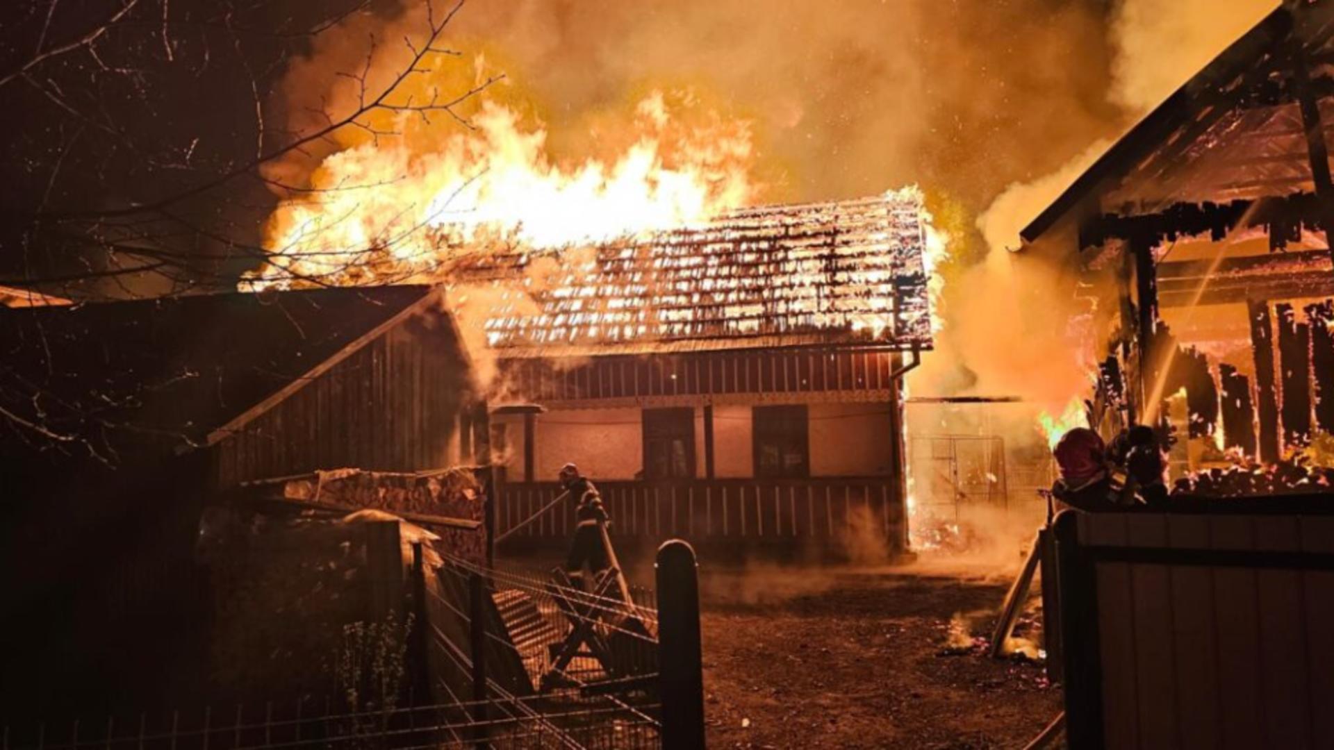 Incendiu devastator în Suceava. Proprietarilor li s-a făcut rău când au văzut prorporțiile dezastrului – FOTO