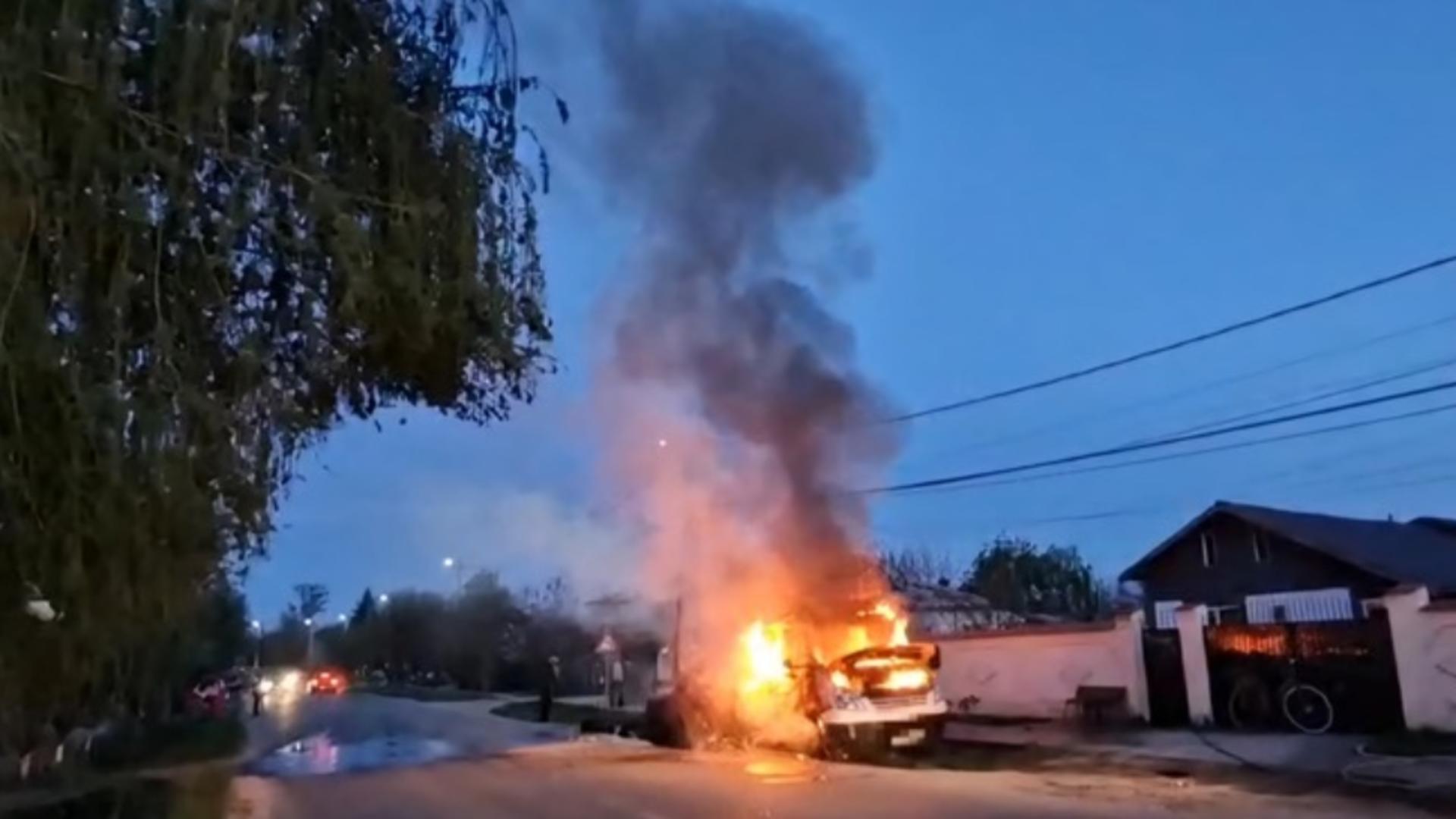 Incendiu la o autoutilitară încărcată cu anvelope, la Giurgiu! Pompierii au constatat că autoutilitara ardea în proporţie de 90 la sută