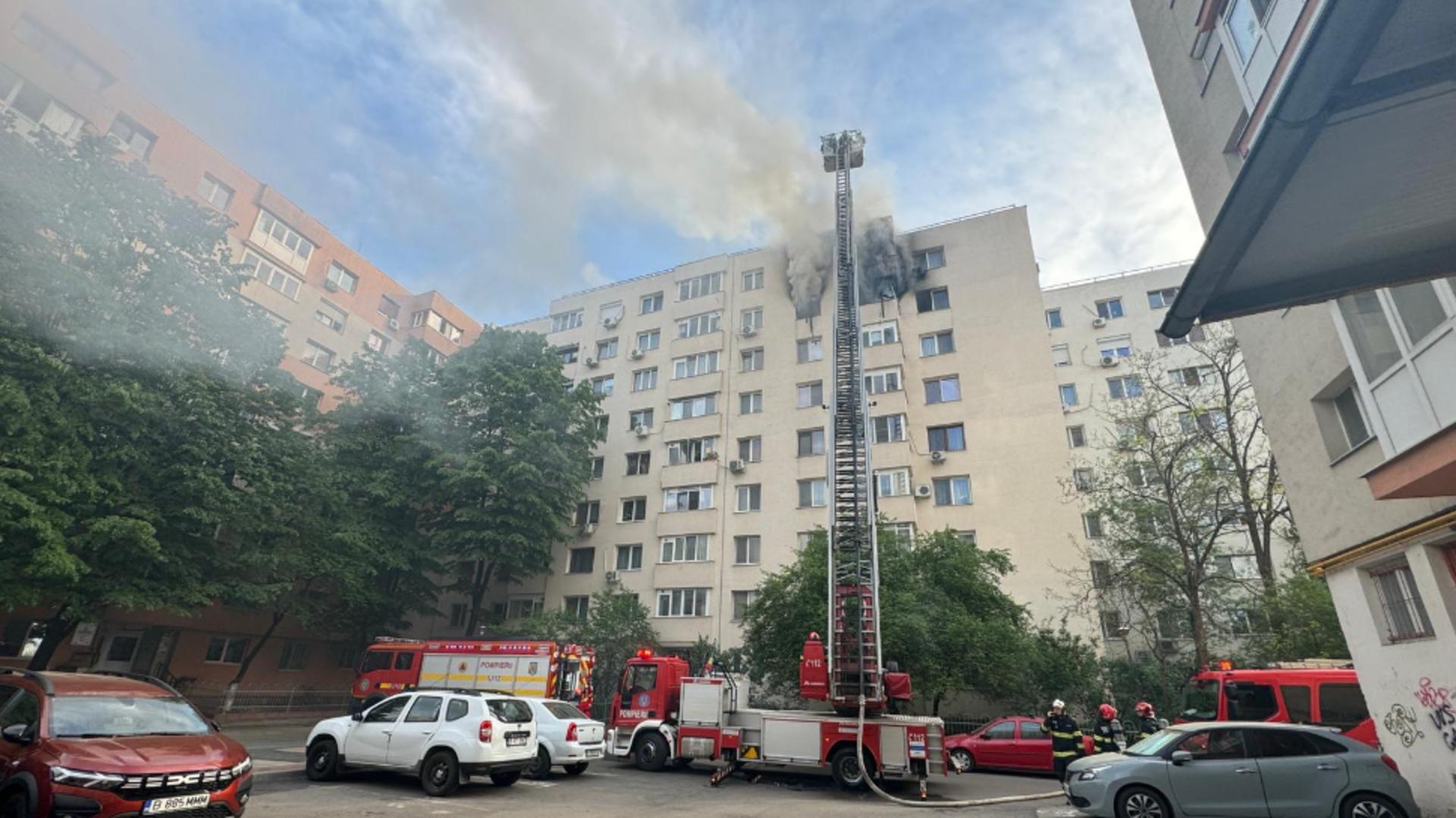 Incendiu puternic la un bloc din Capitală: O persoană a murit