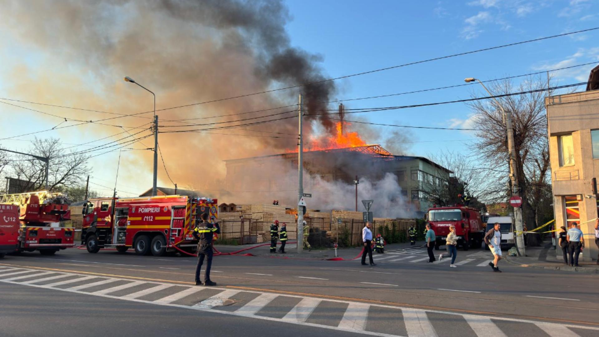 Incendiu la un depozit din Sectorul 1. Foto/ISU
