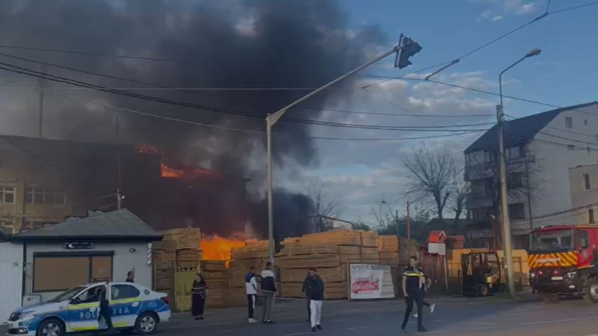 Incendiu devastator la un depozit din Sectorul 1. Focul s-a extins la aproape 1.000 de metri pătrați. Din fericire, nu sunt victime