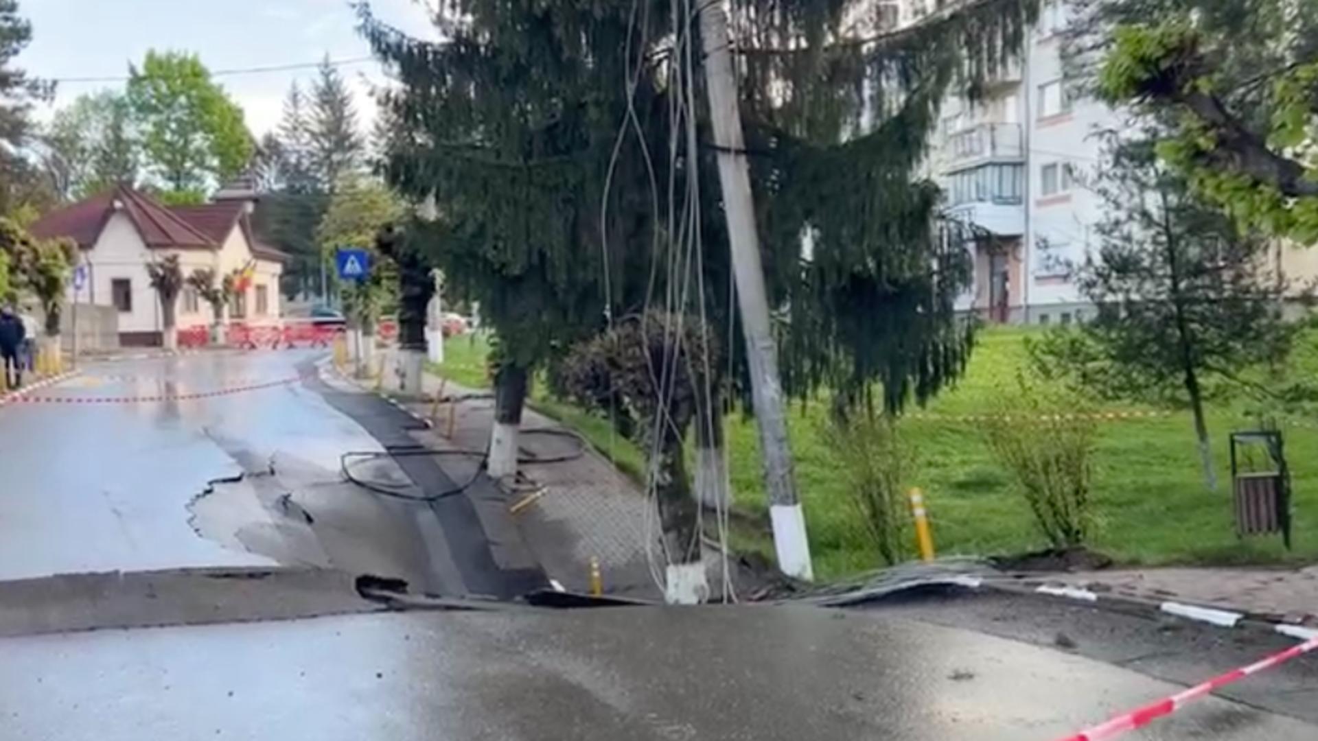 Măsuri pentru zona surpată din Slănic Prahova: zeci de locuitori și-au abandonat casele, terenul s-a tasat cu încă 20 cm – VIDEO
