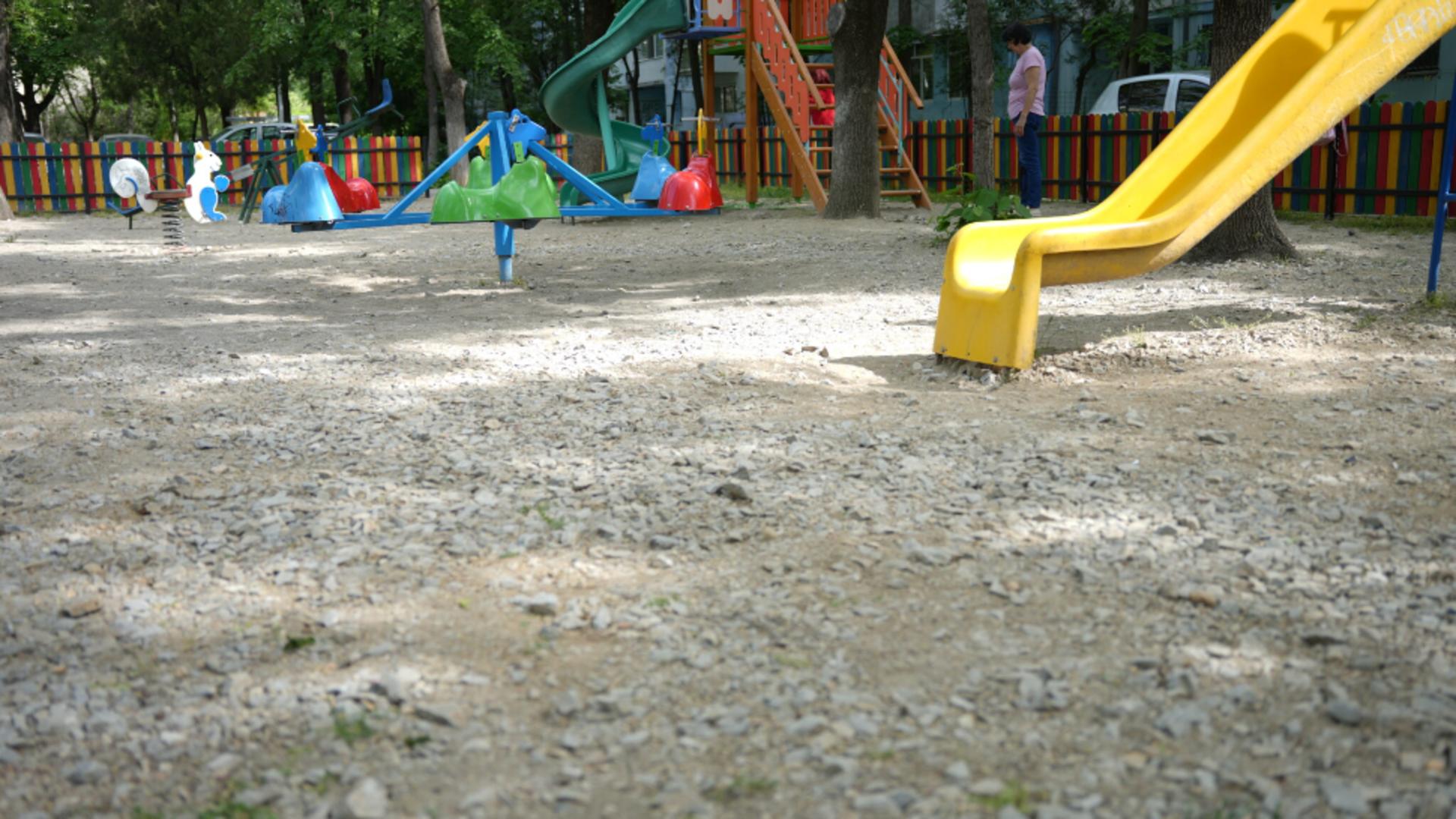 Investiții fără cap, în Craiova. Un loc de joacă pentru copii a fost pavat cu piatră spartă, în loc de tartan! FOTO