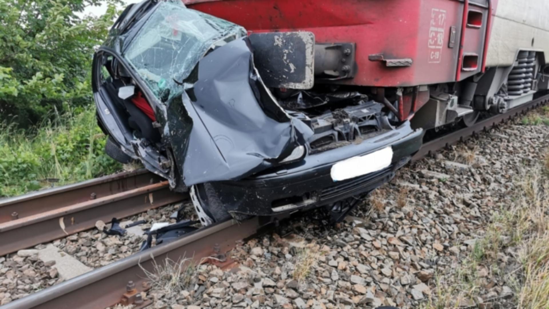 Accident în Argeș. Mașină spulberată de tren. Șoferul a scăpat ca prin minune, deși automobilul a fost făcut țăndări FOTO