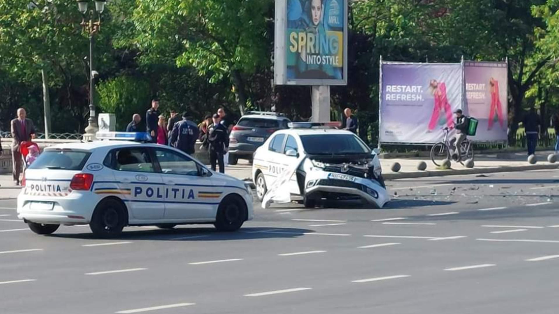 Mașină de poliție, făcută „acordeon” în centrul Capitalei. Foto: Facebook
