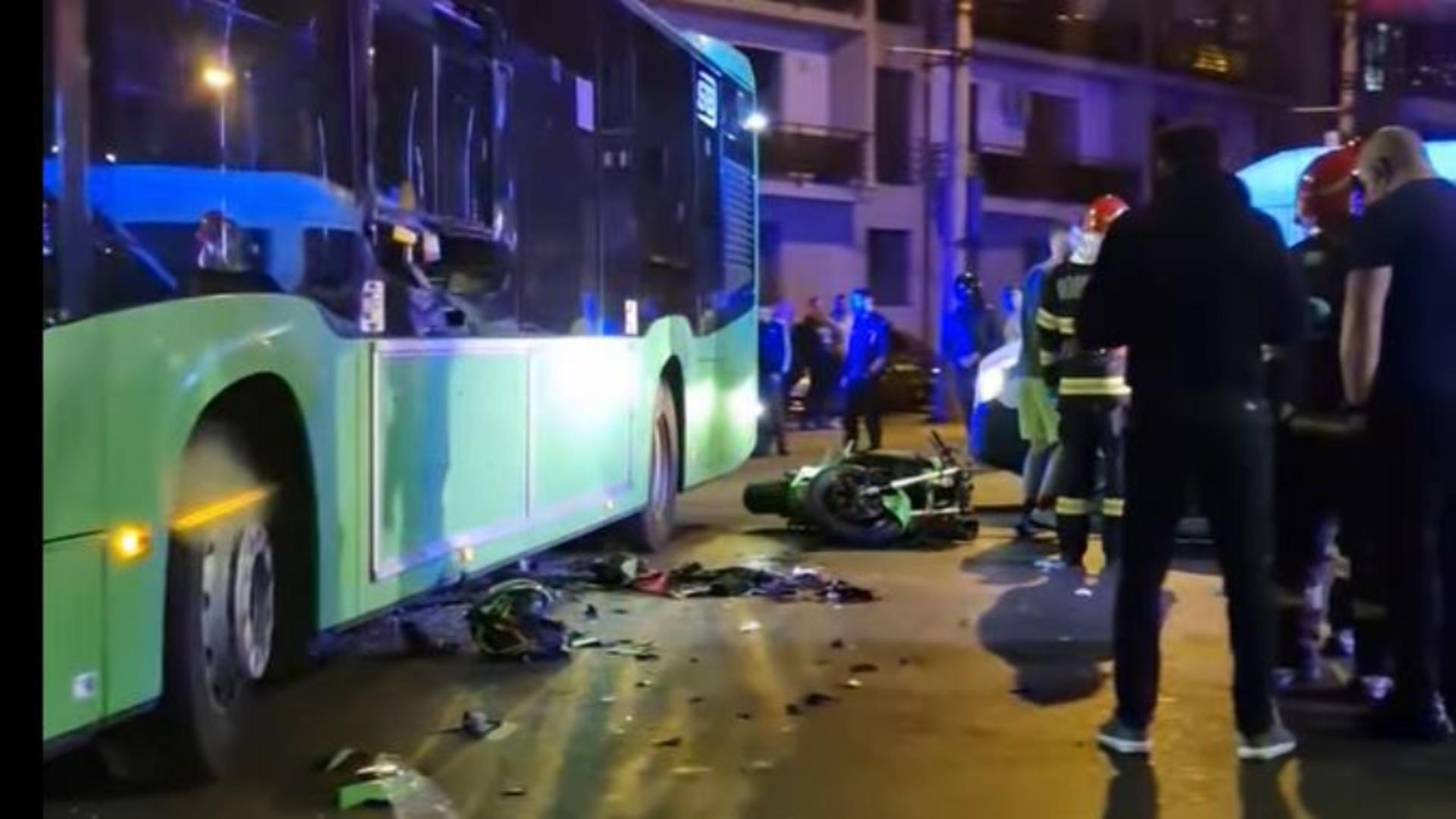 Accident grav pe Bulevardul Iuliu Maniu, din Capitală. Un motociclist s-a izbit violent de un autobuz VIDEO