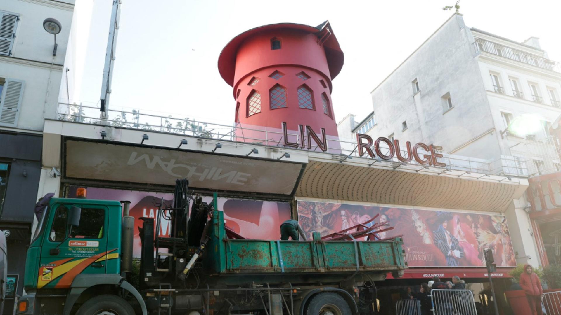 Momente de panică, în centrul Parisului. A căzut celebra morișcă de pe clădirea cabaretului Moulin Rouge VIDEO