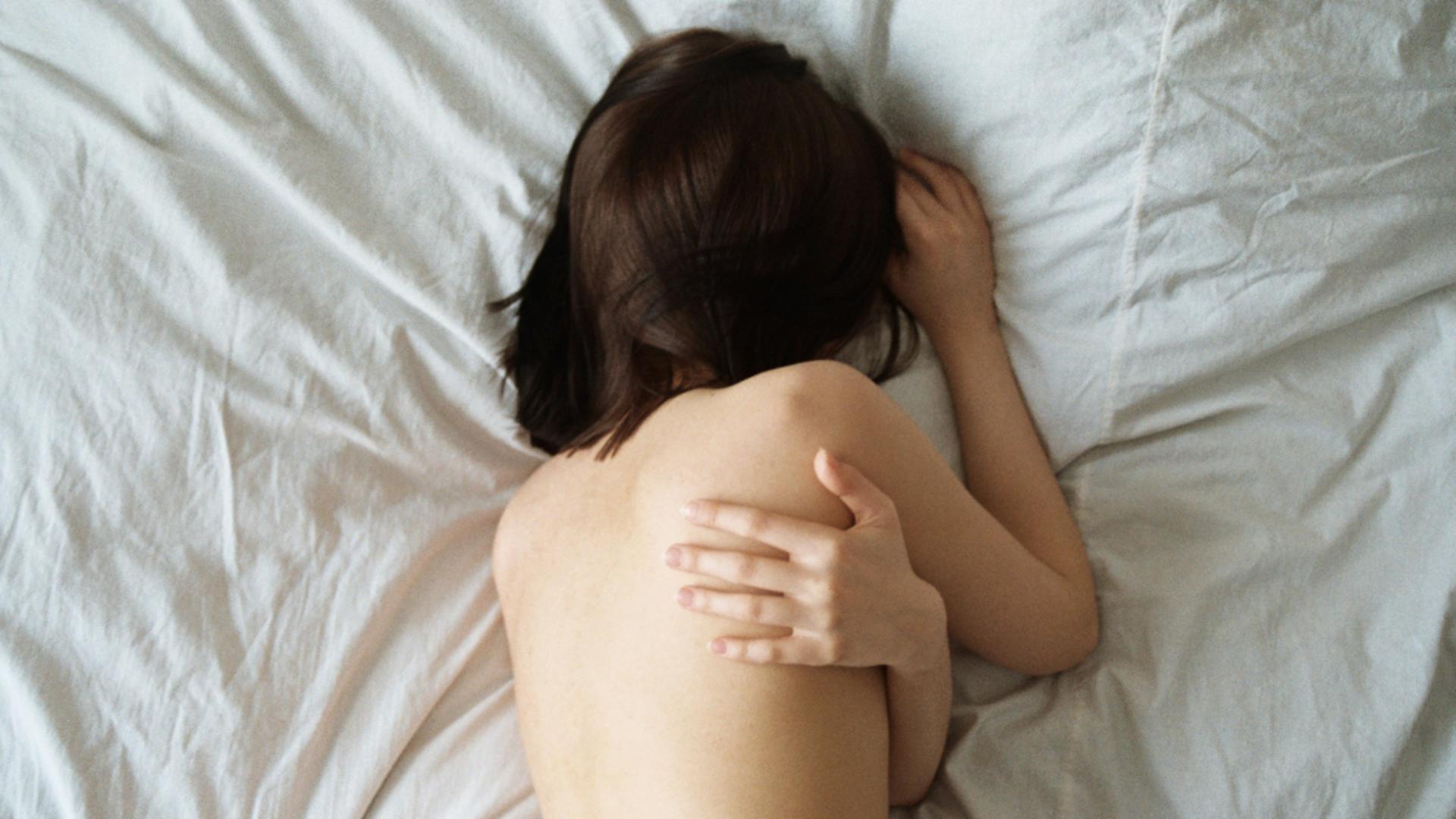 Mituri despre dormitul dezbrăcat, demontate de experți. Are, de fapt, efecte benefice asupra sănătății și a sexualității/ unsplash.com