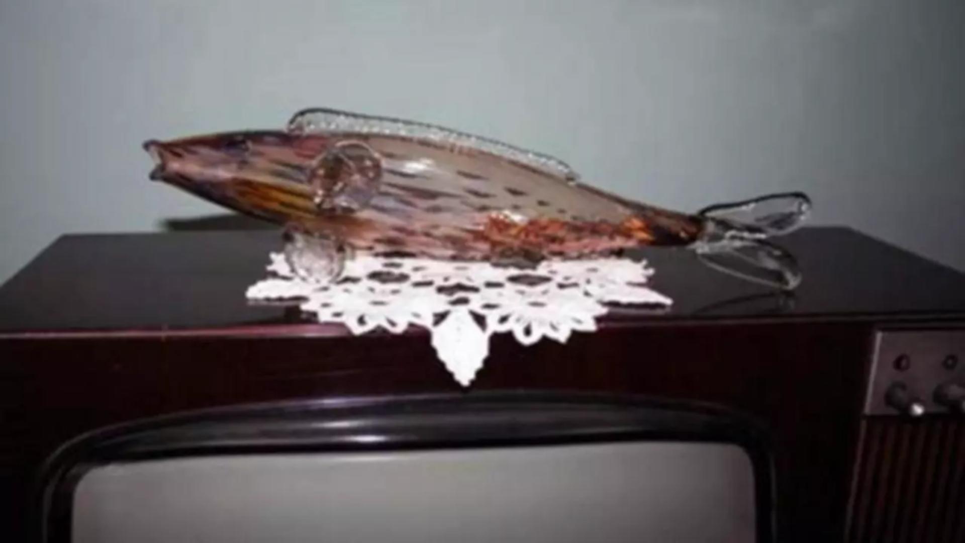 peștele de sticlă care se punea pe televizor a devenit obiect de colectie
