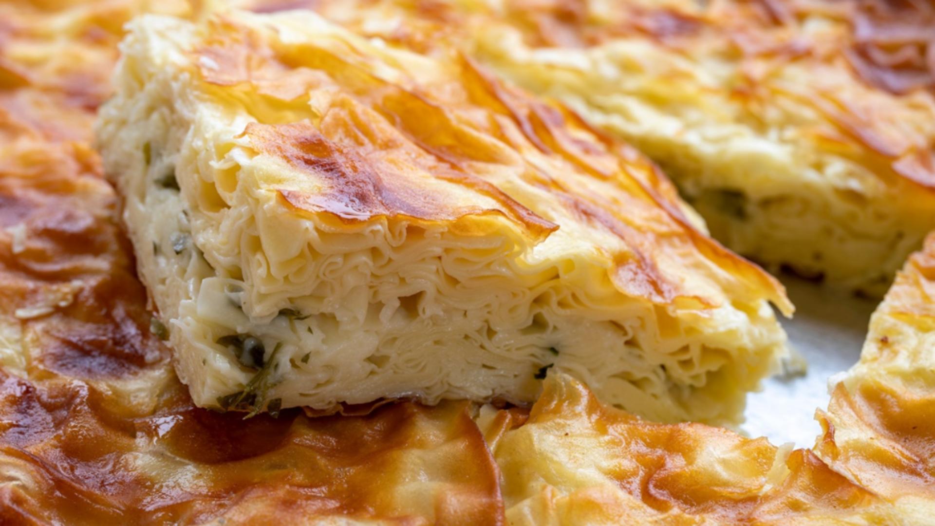 Plăcintă creață cu brânză sărată. Rețetă turcească denumită Borek