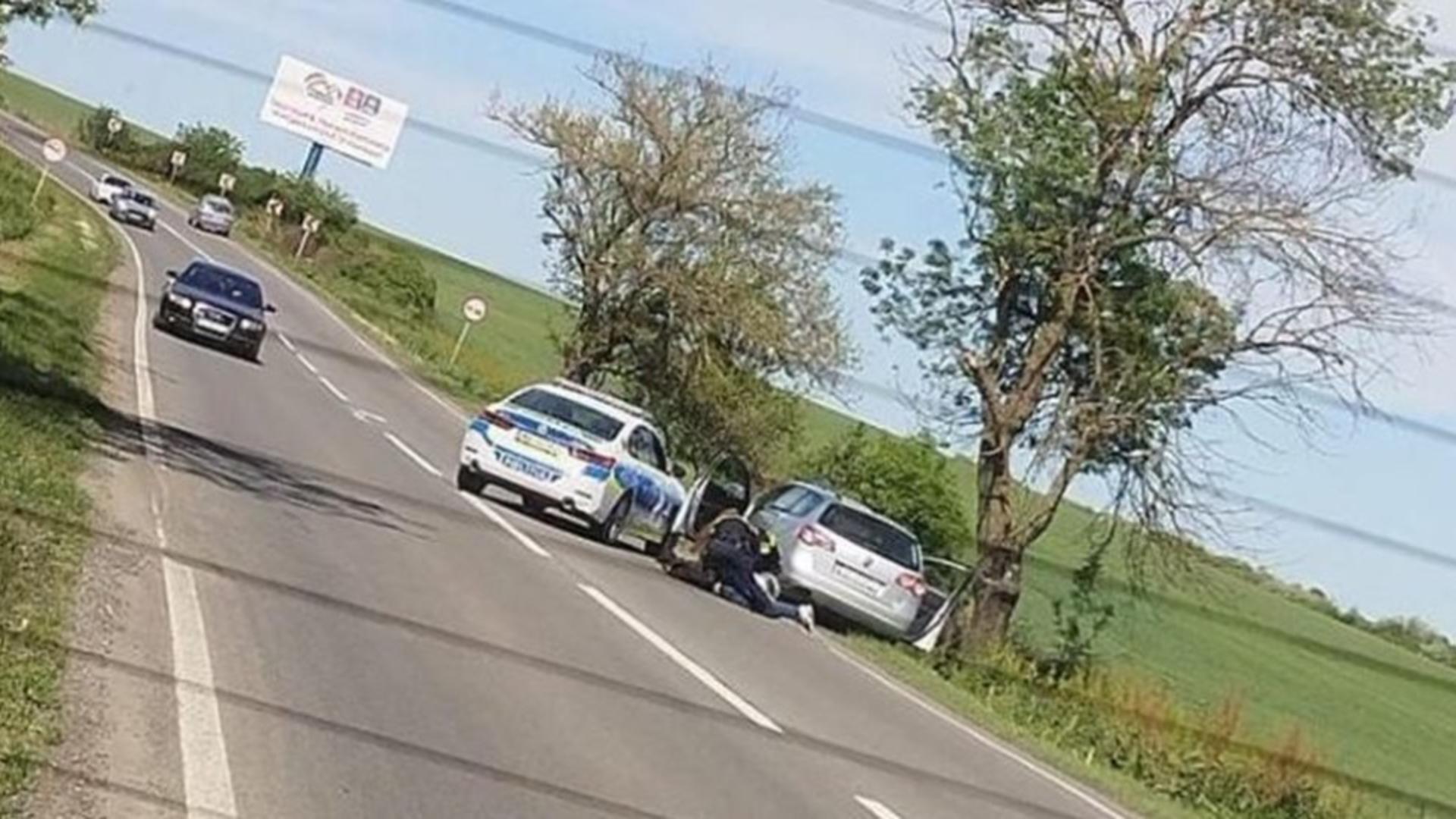 Șofer pus la pământ și încătușat, în trafic. Scenă ȘOCANTĂ pe o șosea dintre Arad și Timișoara - FOTO