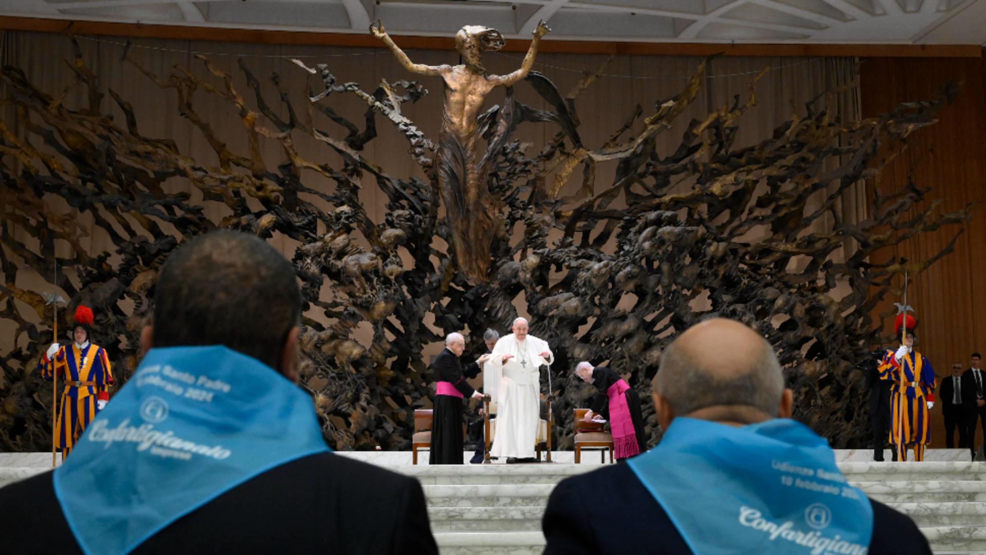Șarpele de la Vatican. Iluzia optică înspăimântătoare șe care unii o văd în spatele Papei- FOTO