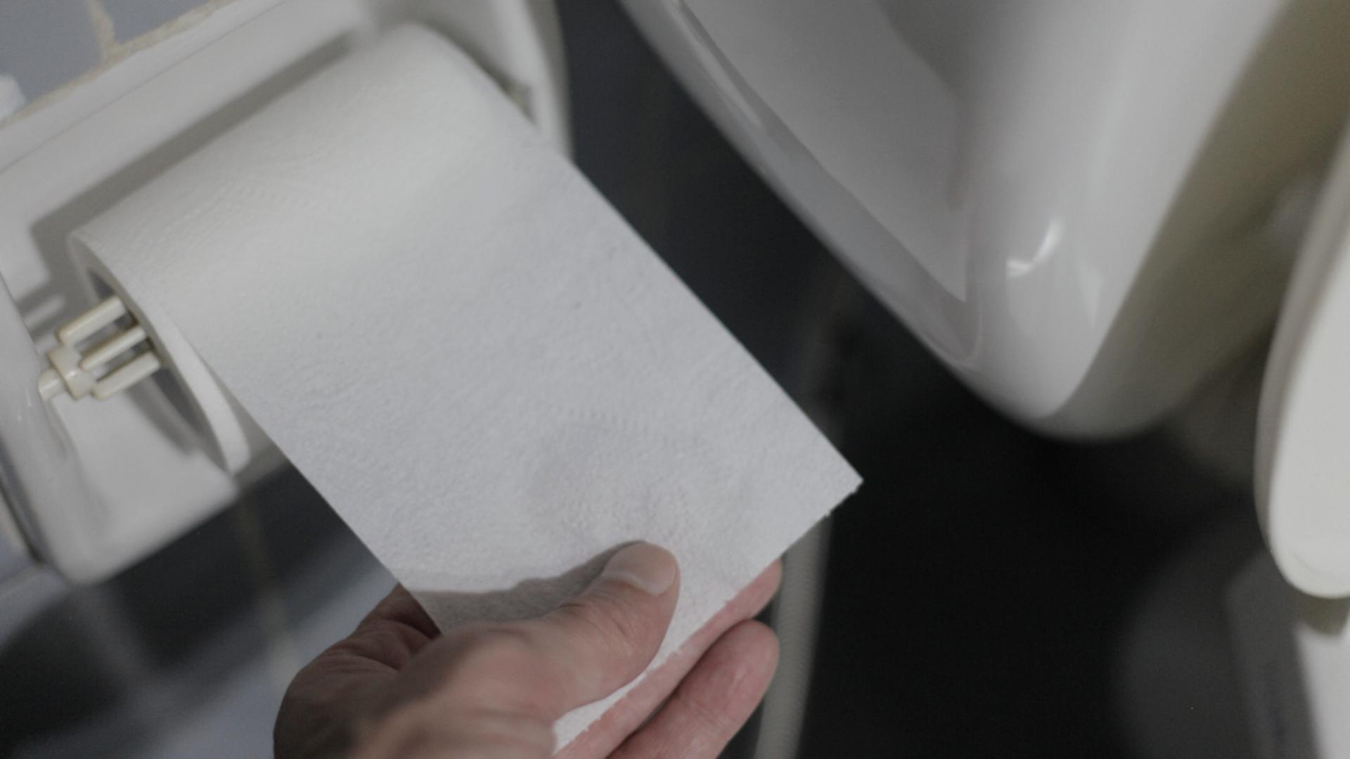 Cum se pune corect hârtia igienică în suport? Trucul care te ajută să faci economie