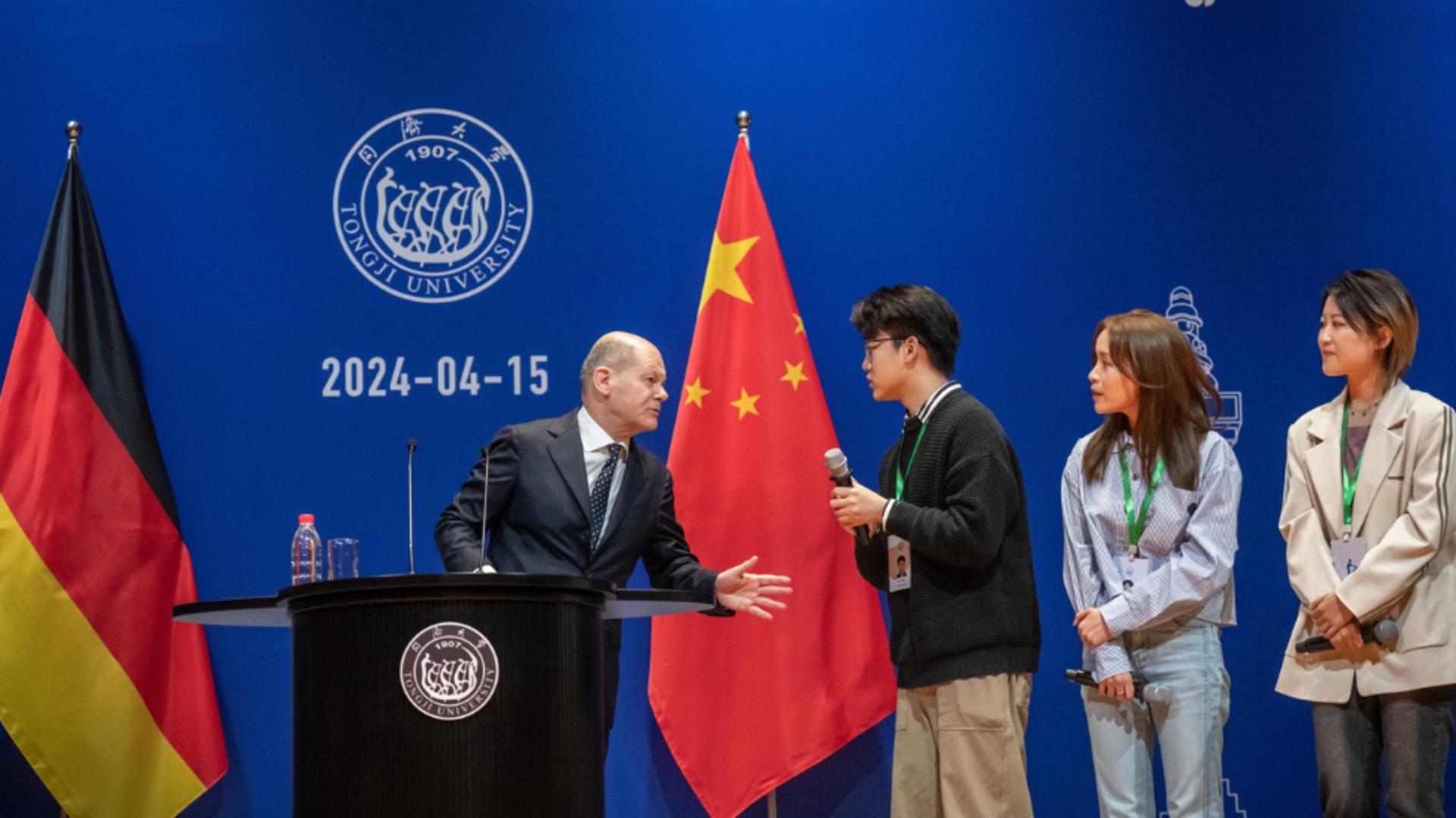 Cancelarul Germaniei, Olaf Scholz, a ajuns să le vorbească studenților chinezi despre canabis