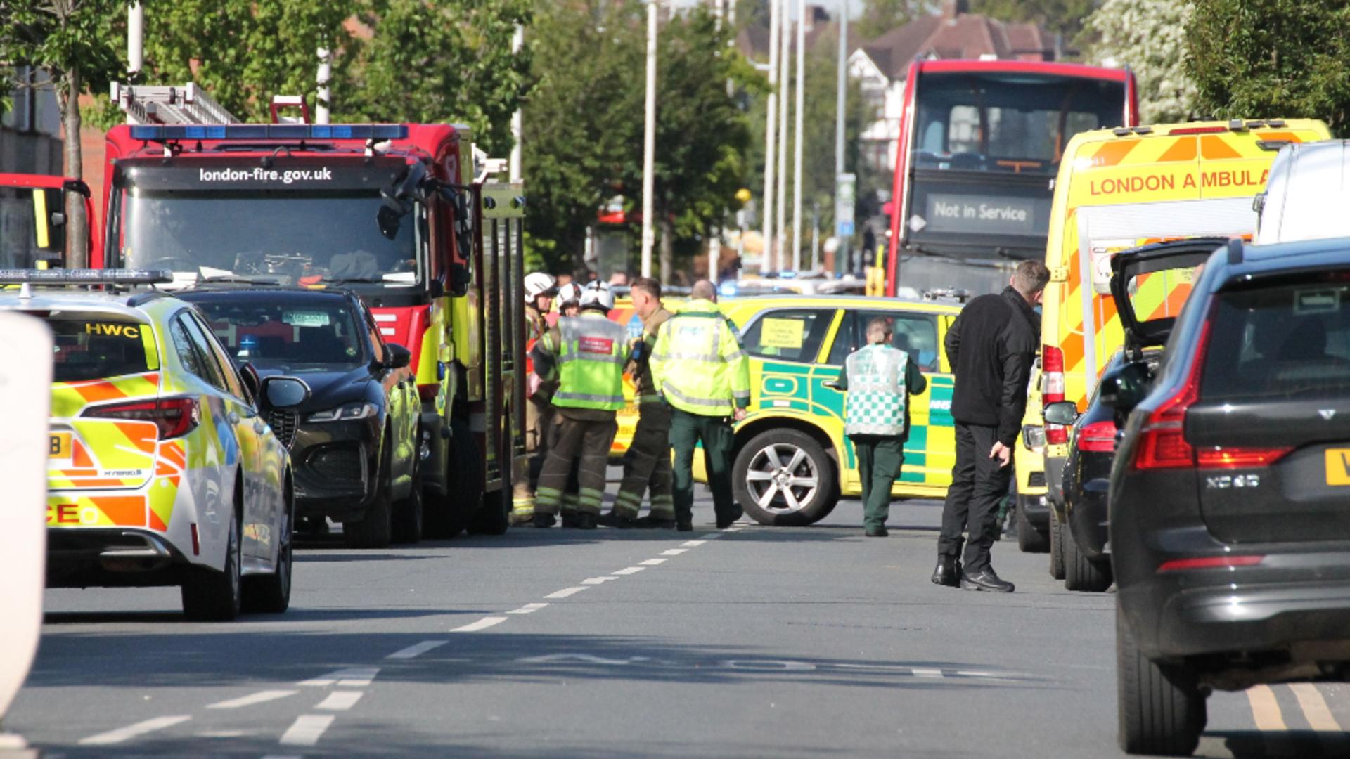 Atac sângeros la metroul din Londra. Pasageri și polițiști, înjughiați de un bărbat înarmat cu o sabie. 5 oameni duși la spital- VIDEO