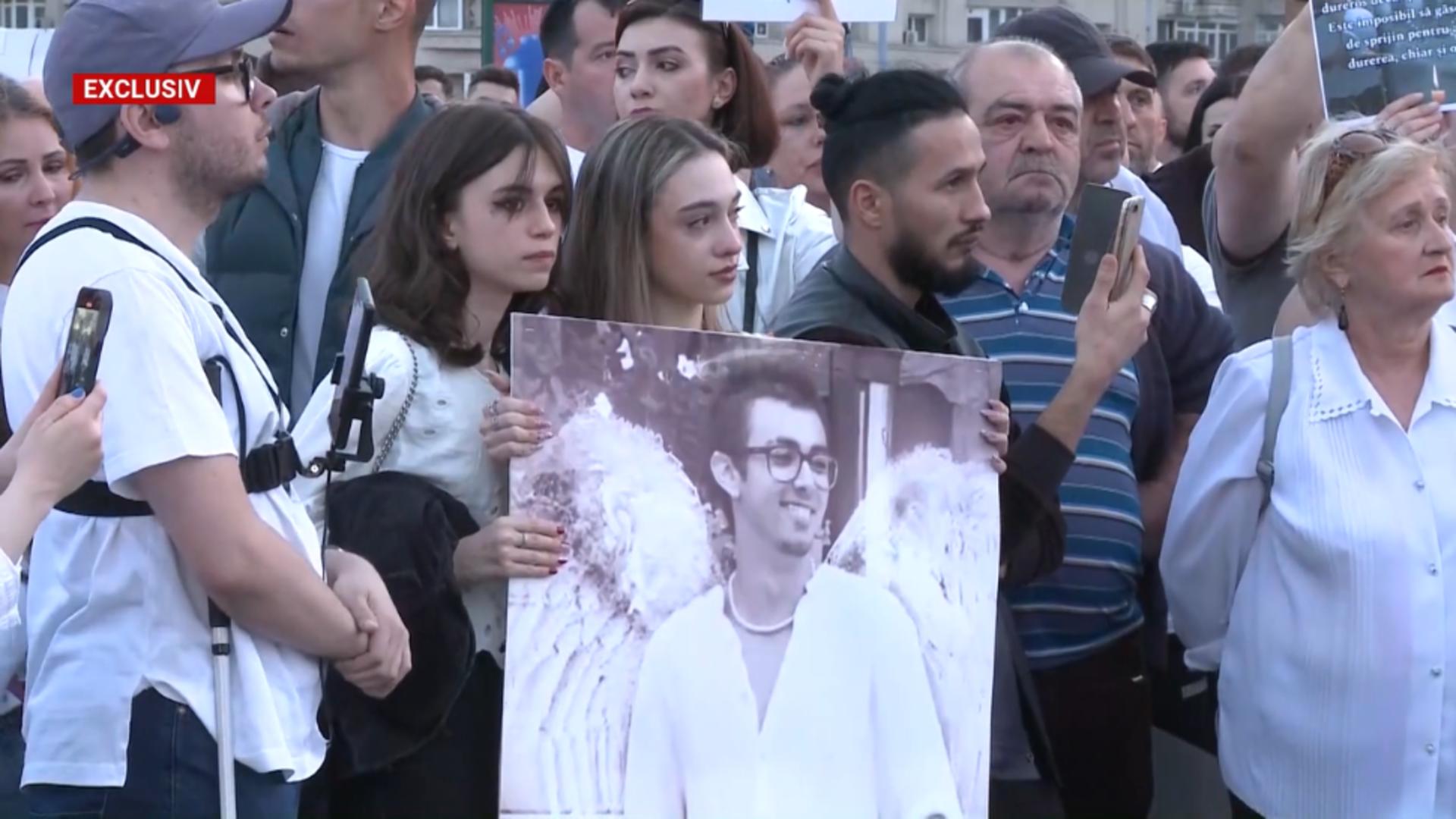 Protest în Piața Victoriei, în memoria tinerilor uciși de șoferul drogat. „Sunt mai mulți ca Sebi si Roberta și mai puțini ca Vlad Pascu”