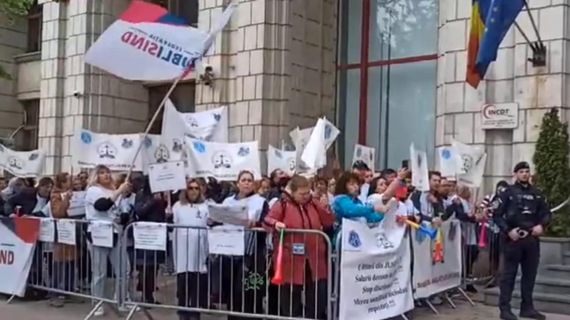 PROTEST în fața Ministerului Justiției: Angajații Registrului Comerțului vor bani mai mulți