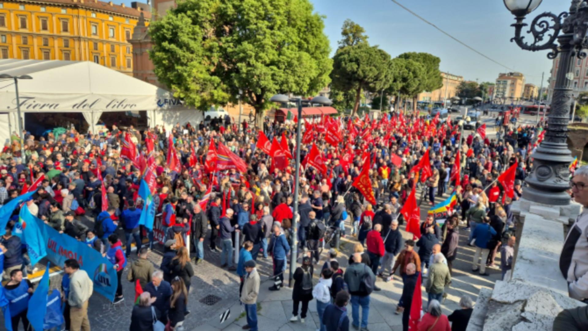 Protest masiv după moartea românului și a echipei sale la hidrocentrala de pe lacul Suviana. Foto: Cgil Ravenna