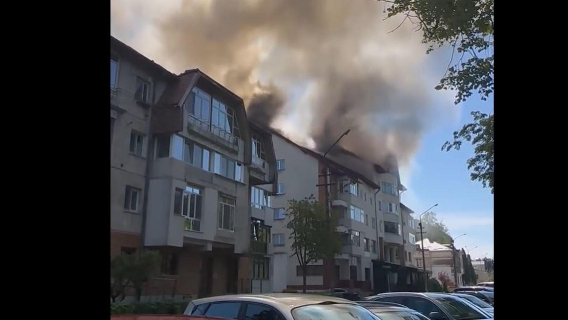 Incendiu devastator într-un bloc de locuințe din Rădăuți. Acoperișul arde ca o torță  VIDEO