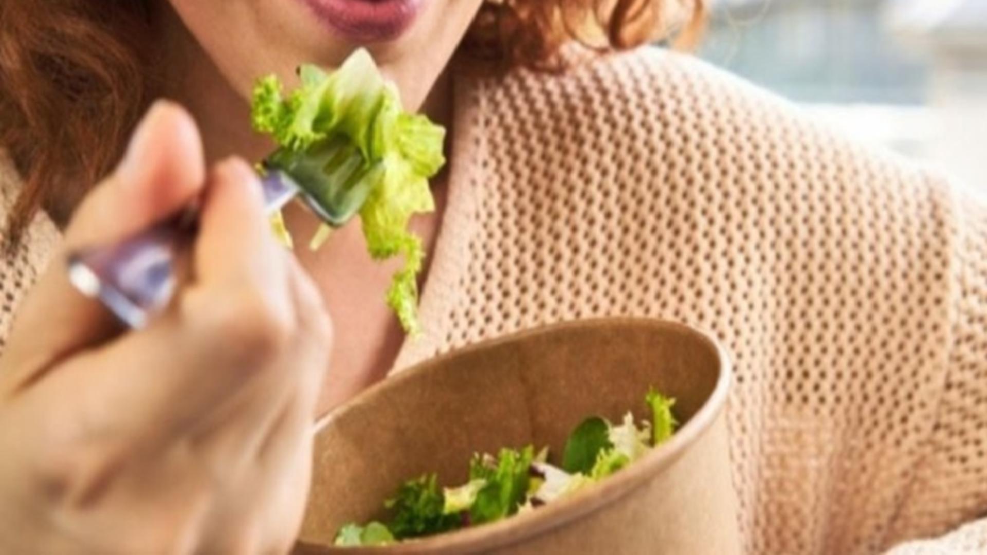 Cea mai populară salată de primăvară îți distruge, de fapt, sănătatea