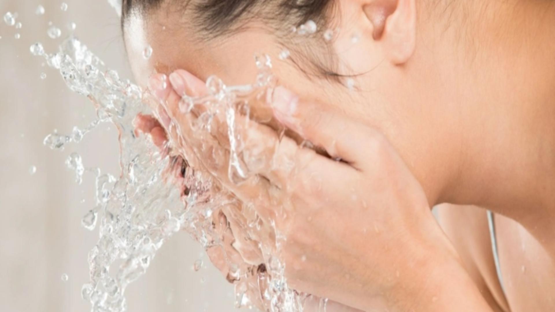 Chiar ai nevoie să te speli pe față dimineața și seara? Răspunsul unui dermatolog s-ar putea să te surprindă
