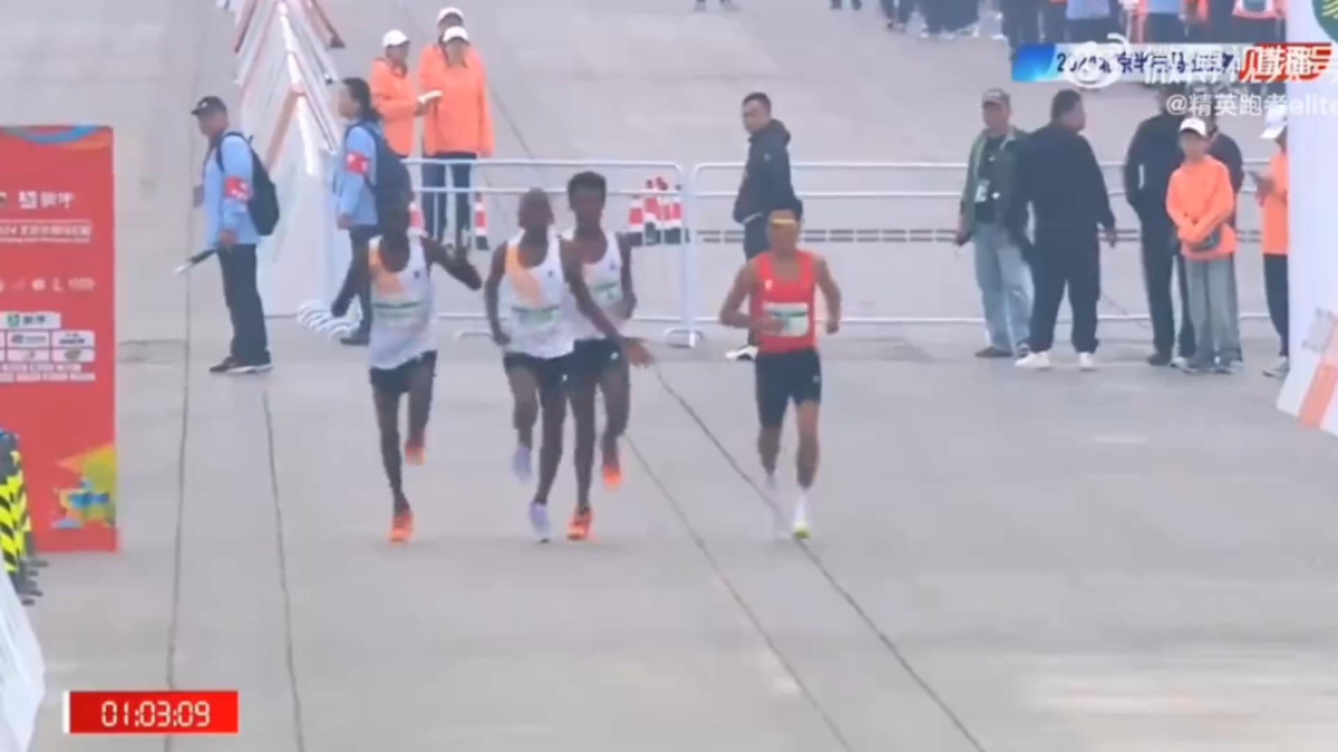 Cum au trișat mai mulți atleți la maratonul de la Beijing. VIDEO cu modul în care trei africani i-au dat voie unui chinez să îi depășească