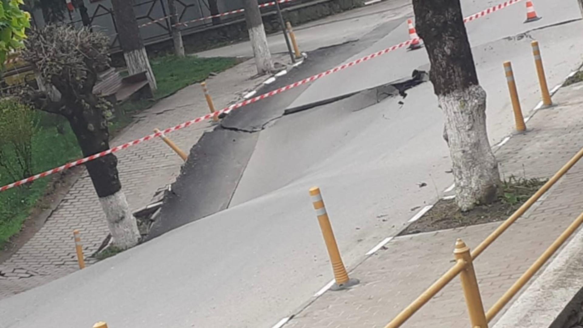 O stradă s-a surpat, în orașul Slănic, chiar în fața sediului poliției. Fenomenul avansează: blocurile din apropiere, în pericol – FOTO