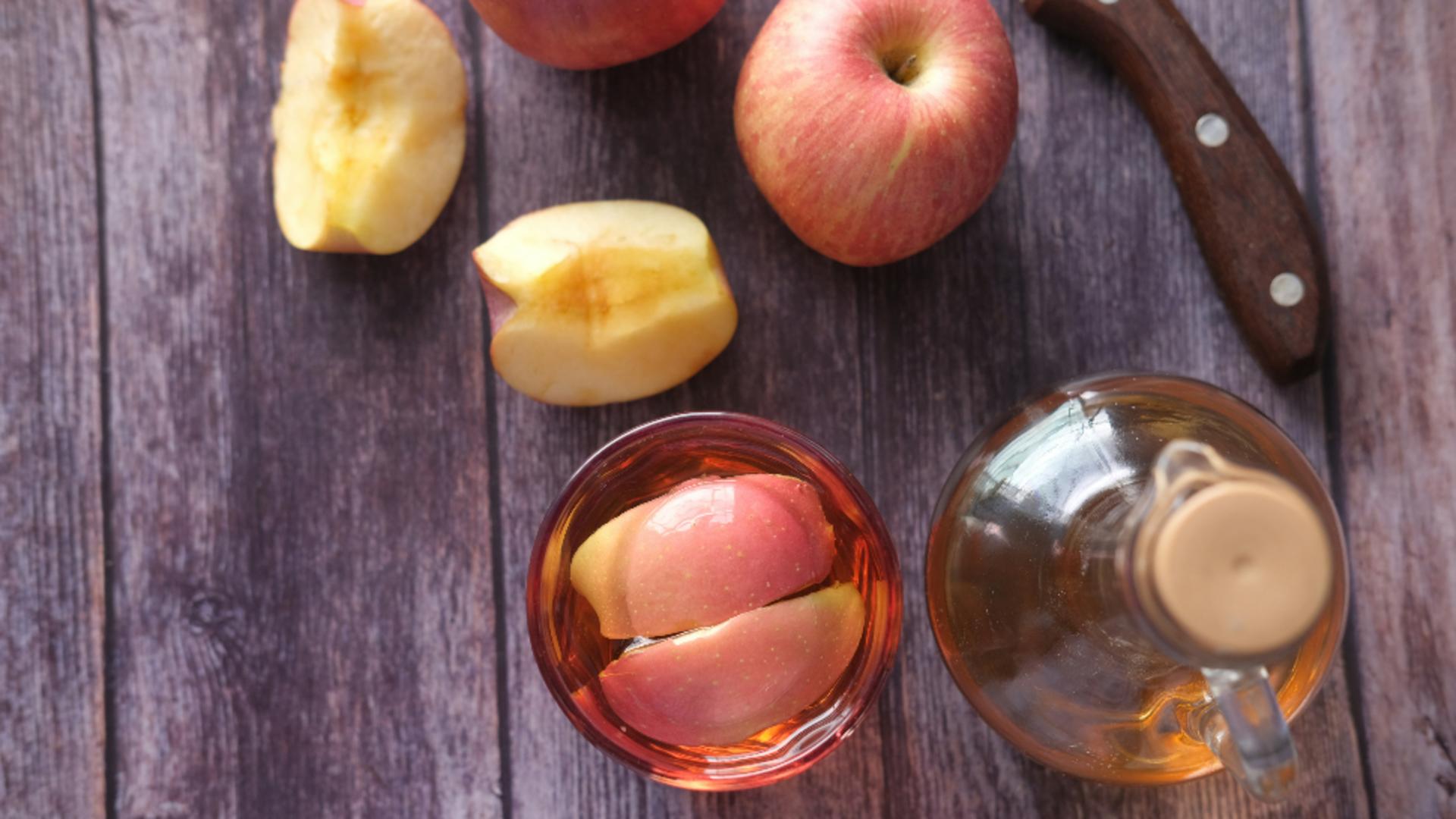 Oțetul de mere face minuni pentru cei care vor să mai piardă în greutate. Cât trebuie să bei ca să stimulezi slăbirea?/ unsplash.com