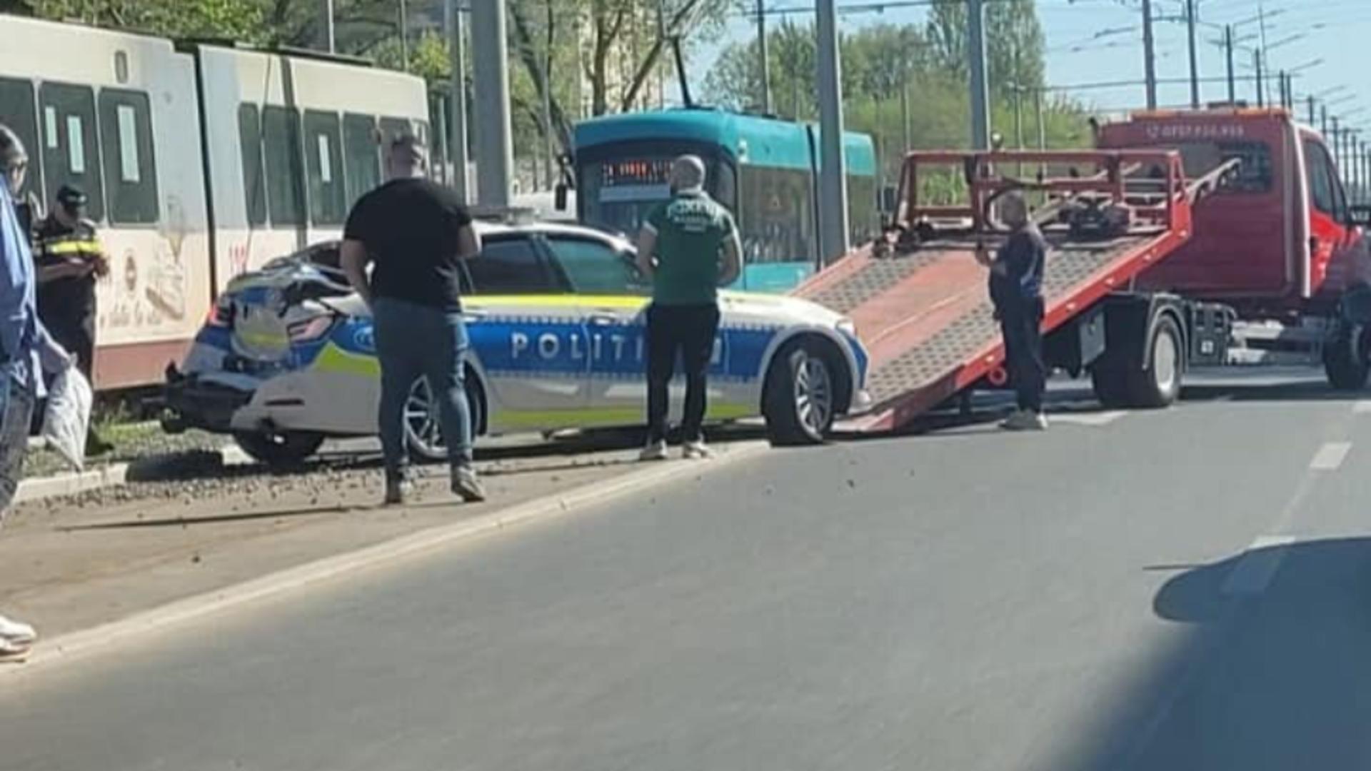 BMW de poliție din Galați făcut praf de tramvai. Vatmanul s-a ales cu amendă | FOTO