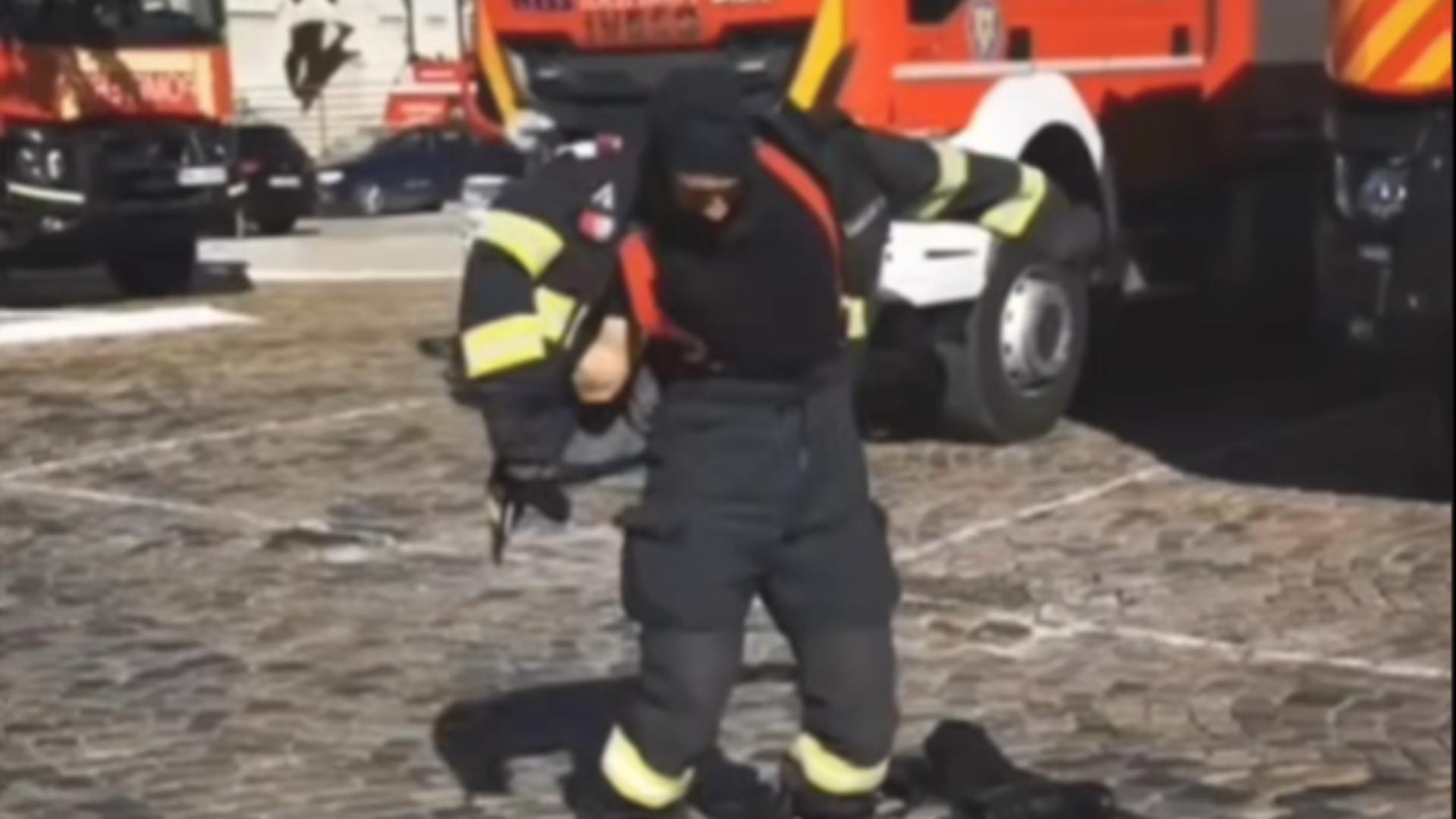 Echipat în 60 de secunde. Incredibl câte pune pe el un pompier, în doar un minut  – VIDEO