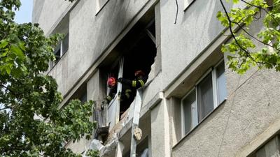 Deflagrația a spart un perete exterior (sursă: ISU Iasi)