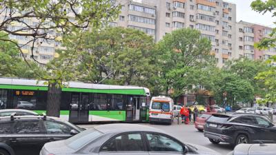Un tramvai s-a ciocnit cu o ambulanță în zona Piața Obor, din Capitală / Foto: Facebook Info Trafic Bucuresti si Ilfov