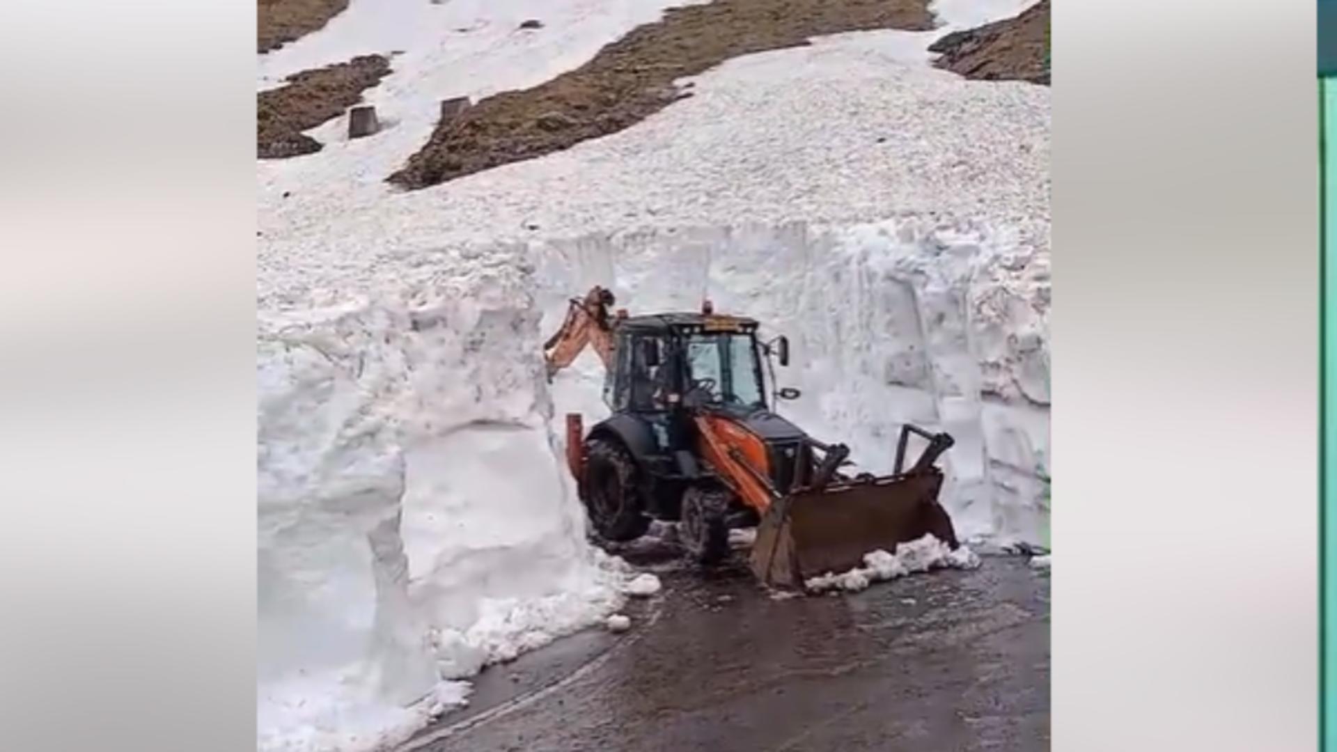 Zăpada de pe Transfăgărășan, mai mare decât echipamentele cu care intervin drumarii! Cât măsoară stratul de zăpadă/ Captură video