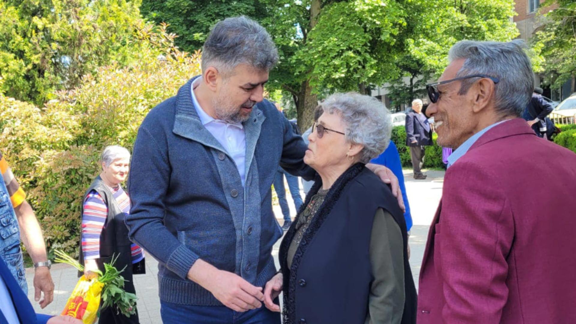 Marcel Ciolacu, de vorbă cu pensionarii la Tulcea. Vizită în casa unei familii cu patru copii