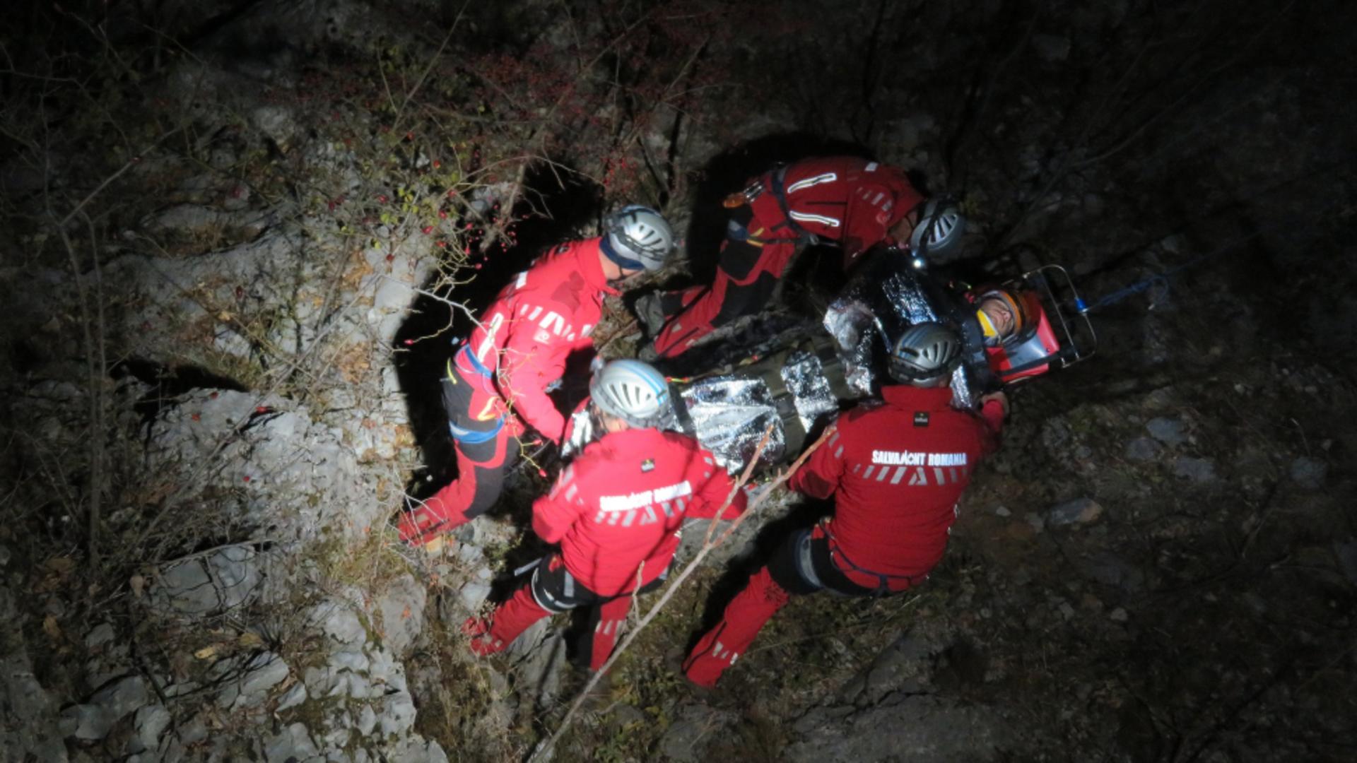 7 tineri care s-au rătăcit pe munte, salvați după o operațiune care a durat 12 ore, în condiții de vreme extremă