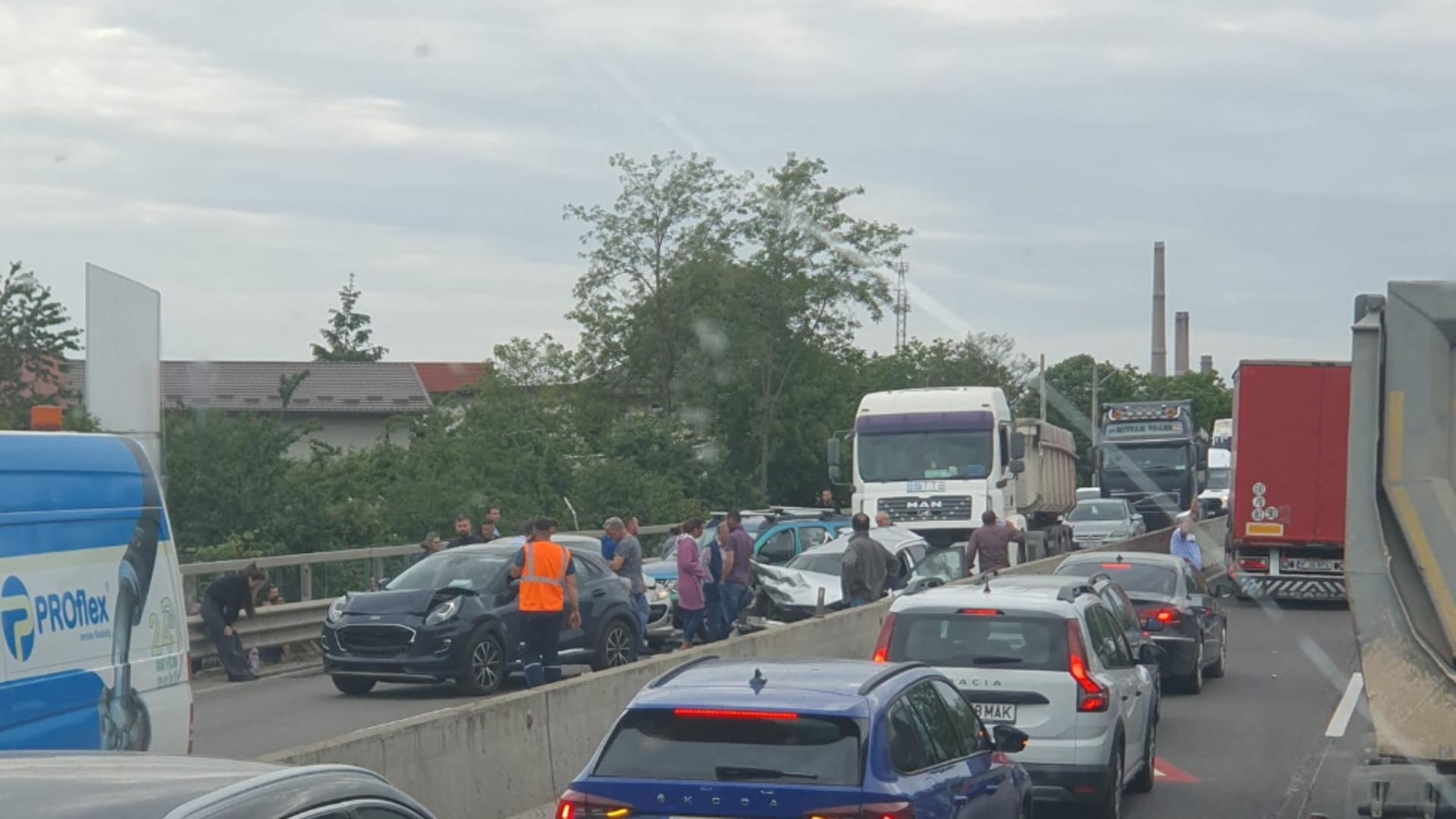 Accident în lanţ pe DN 1, la Bărcăneşti. Trafic blocat şi deviat pe sensul spre Bucureşti – FOTO
