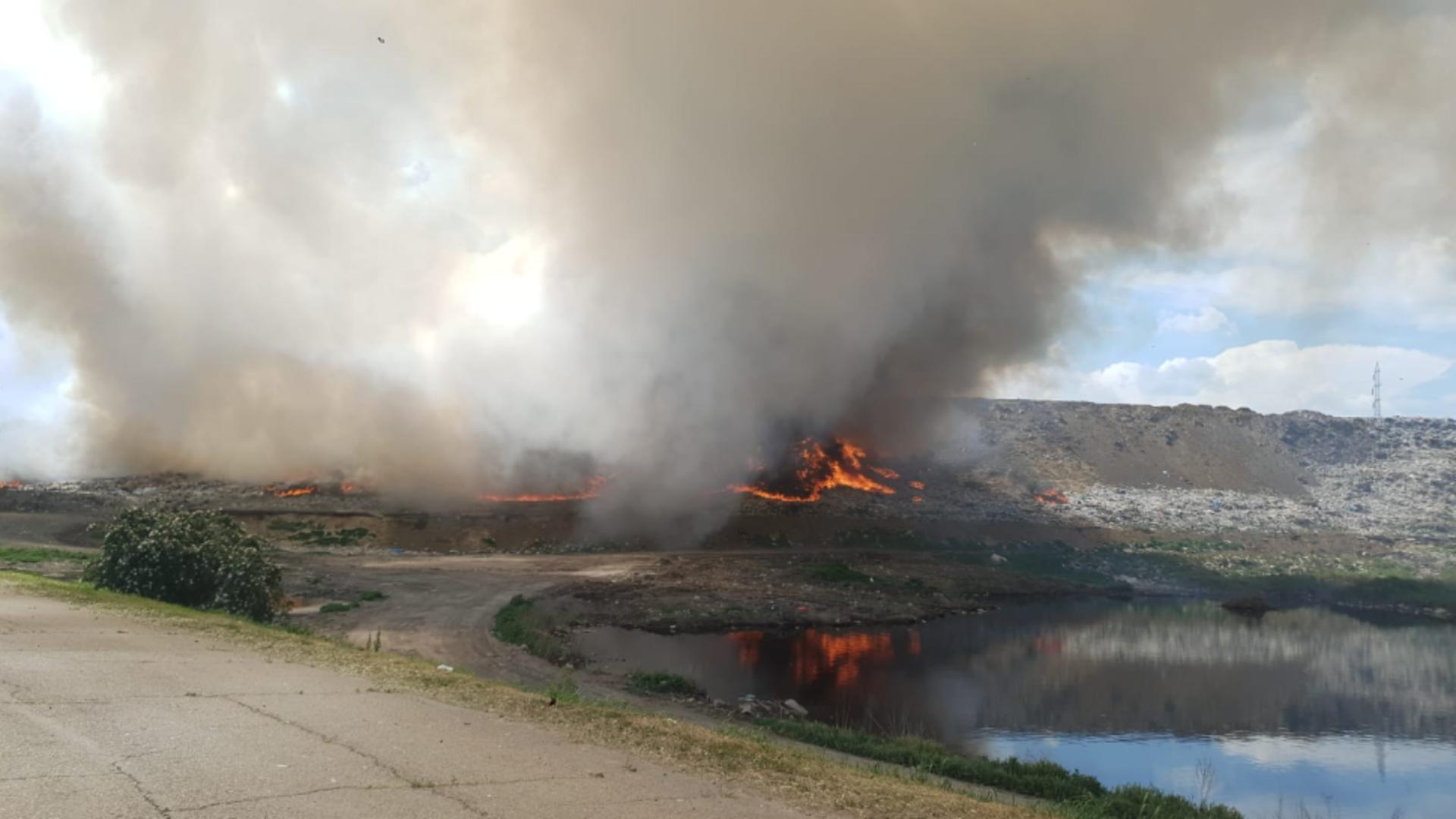 Incendiu uriaş la groapa de gunoi de la Tirighina, Galaţi. A fost emis un mesaj RO-Alert – VIDEO