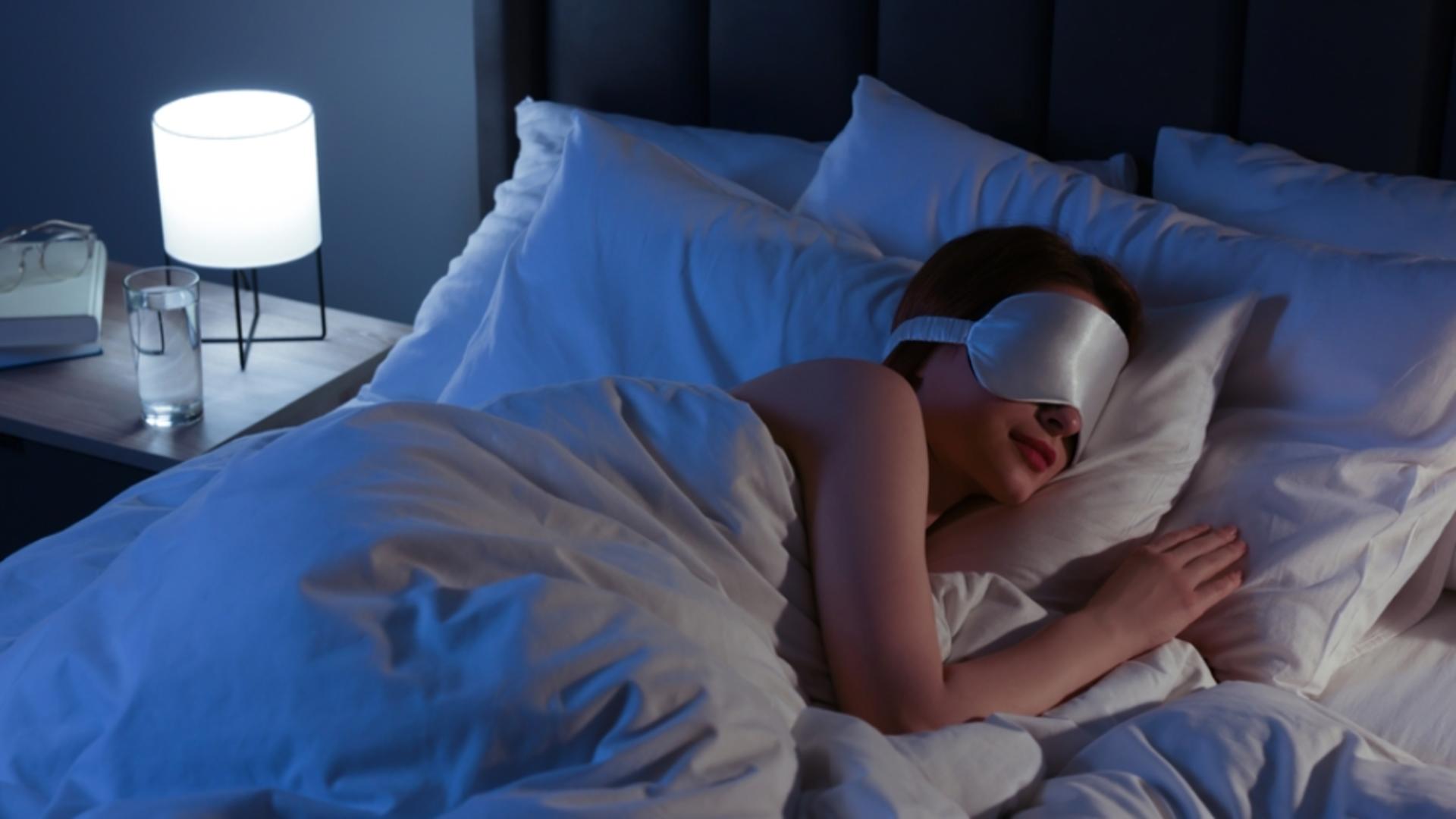 Ce se întâmplă când dormi cu o mască de ochi în fiecare noapte, potrivit specialiștilor
