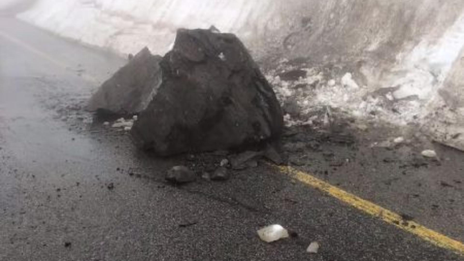 Transalpina rămâne închisă. Bucăți de stâncă au căzut pe șosea – VIDEO