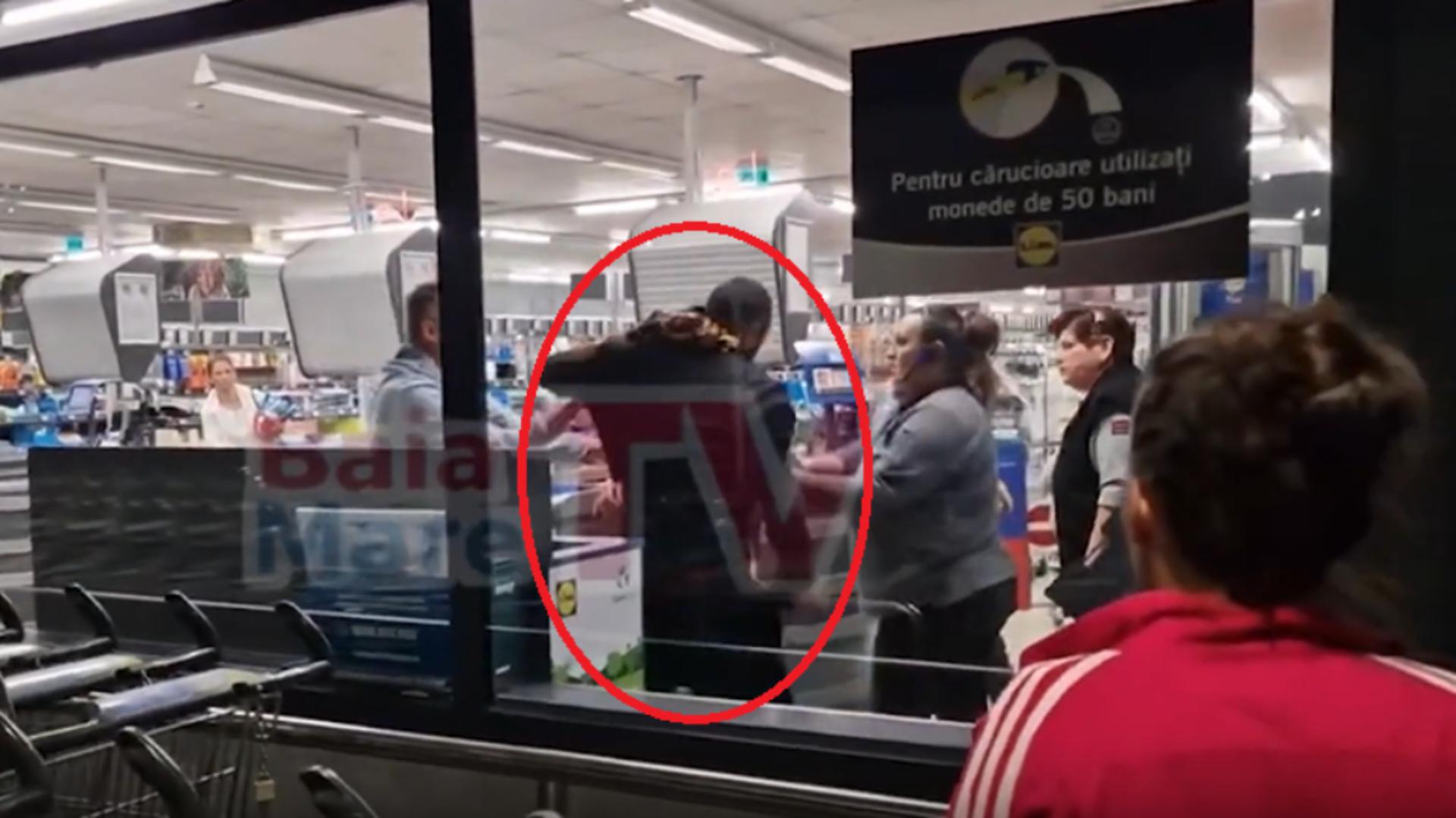 Bărbat, prins în timp ce încerca să fure cafea și ciocolată dintr-un supermarket din Maramureș/ Captură video Baia Mare TV