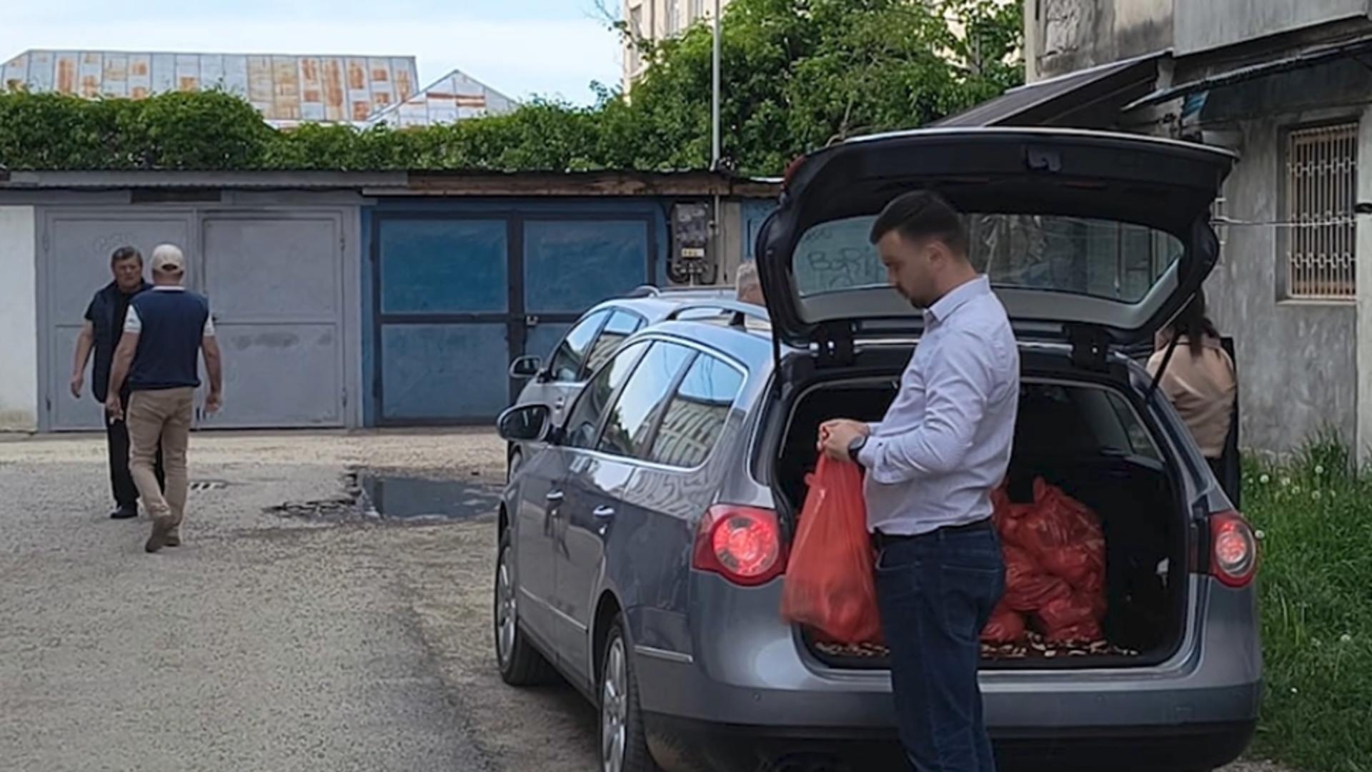 Membrii PSD, prinși în flagrant în timp ce dădeau MITĂ ELECTORALĂ! Oamenii se lasă cumpărați cu pui și cârnați: imagini halucinante