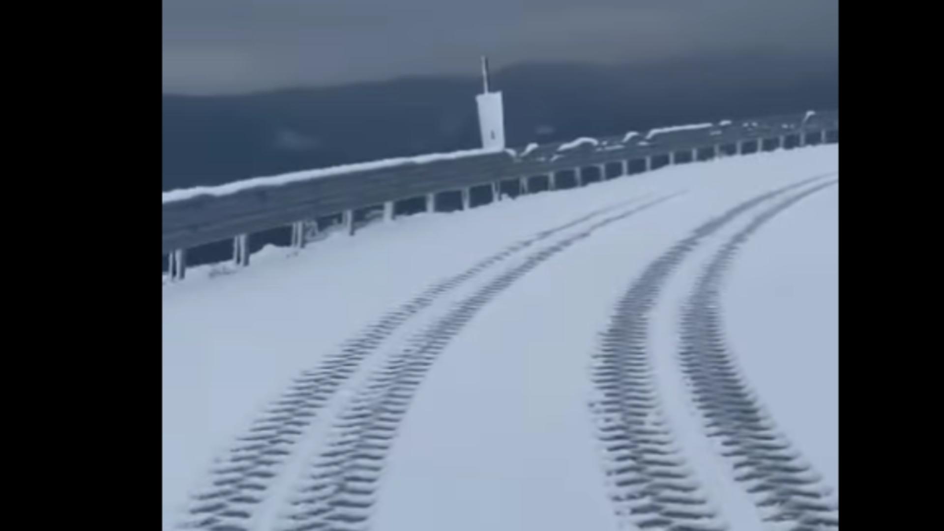 Transalpina este în continuare închisă circulației. Carosabilul este acoperit de ninsoare și gheață: ce spun drumarii/ Captură video