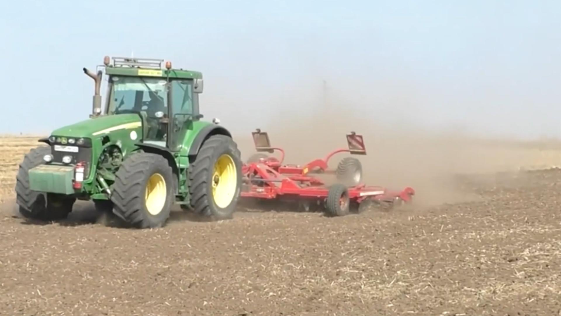 Fermierii români, la mâna asiaticilor! Criză masivă de muncitori în agricultură/ Captură video