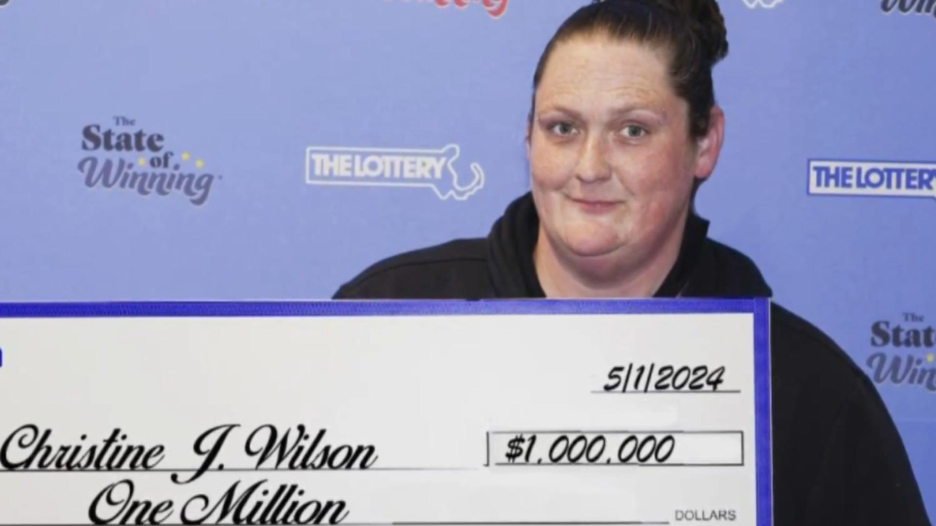 Cine este femeia care a CÂȘTIGAT un premiu de 1 milion de dolari la loto de două ori în 10 săptămâni/ Captură video